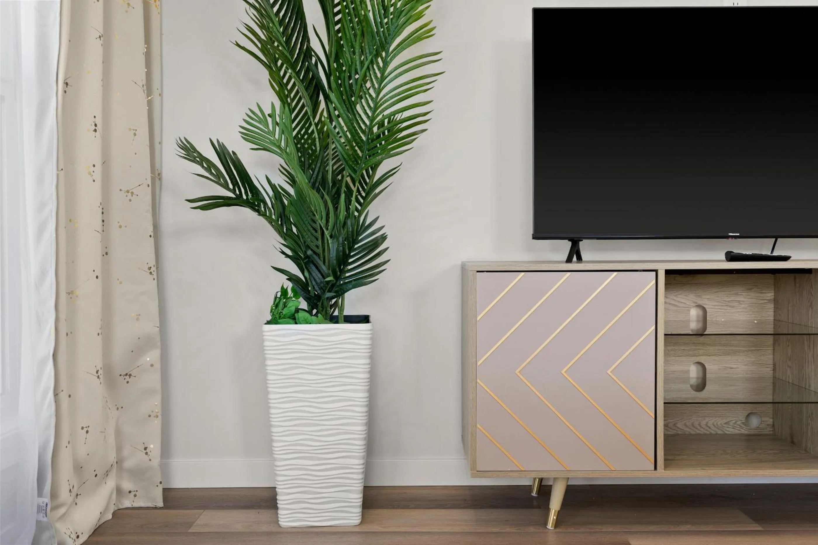 TV and multimedia in GLOBALSTAY New Apartments in Cranbrook Free street parking