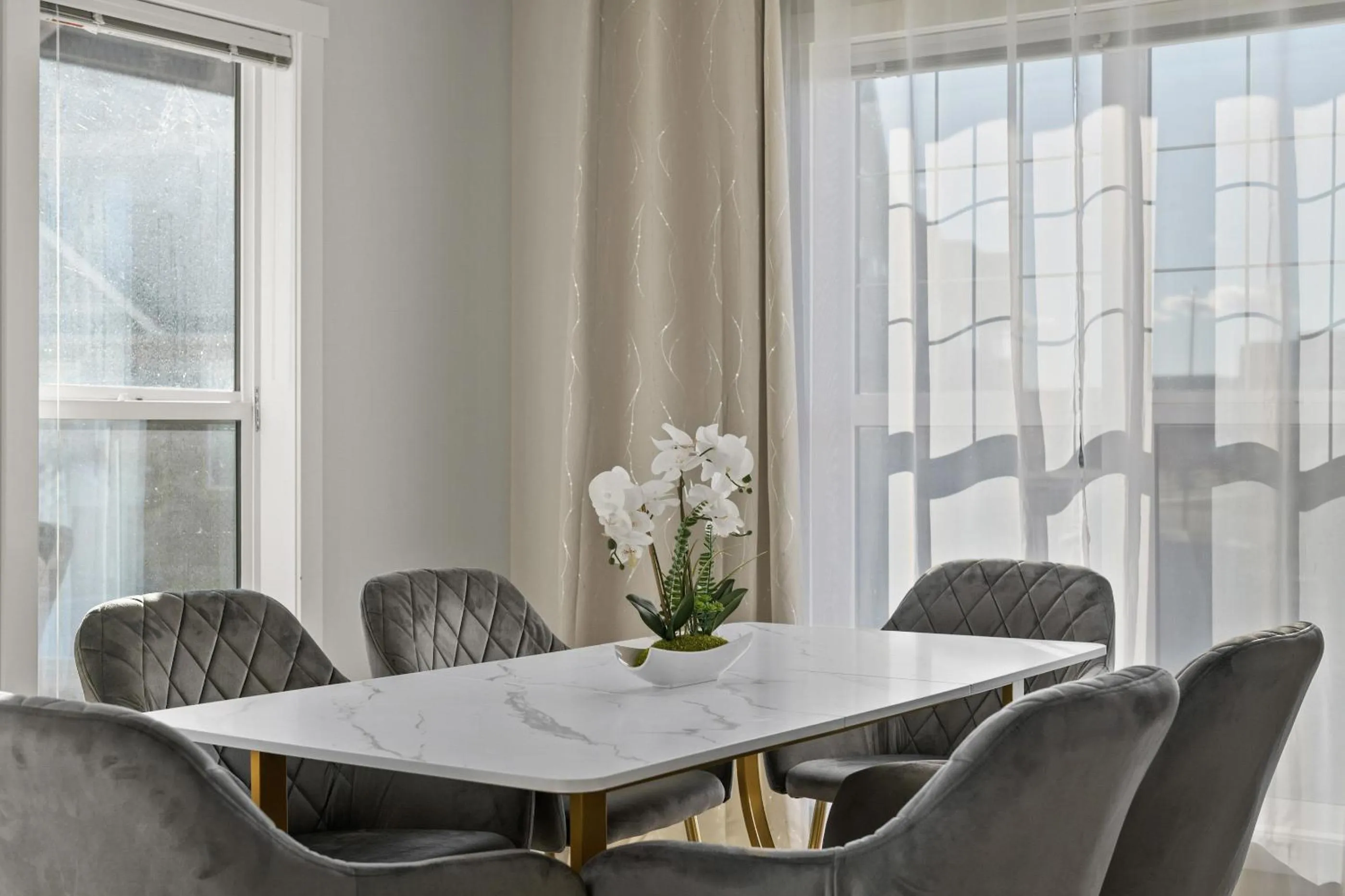 Dining area in GLOBALSTAY New Apartments in Cranbrook Free street parking