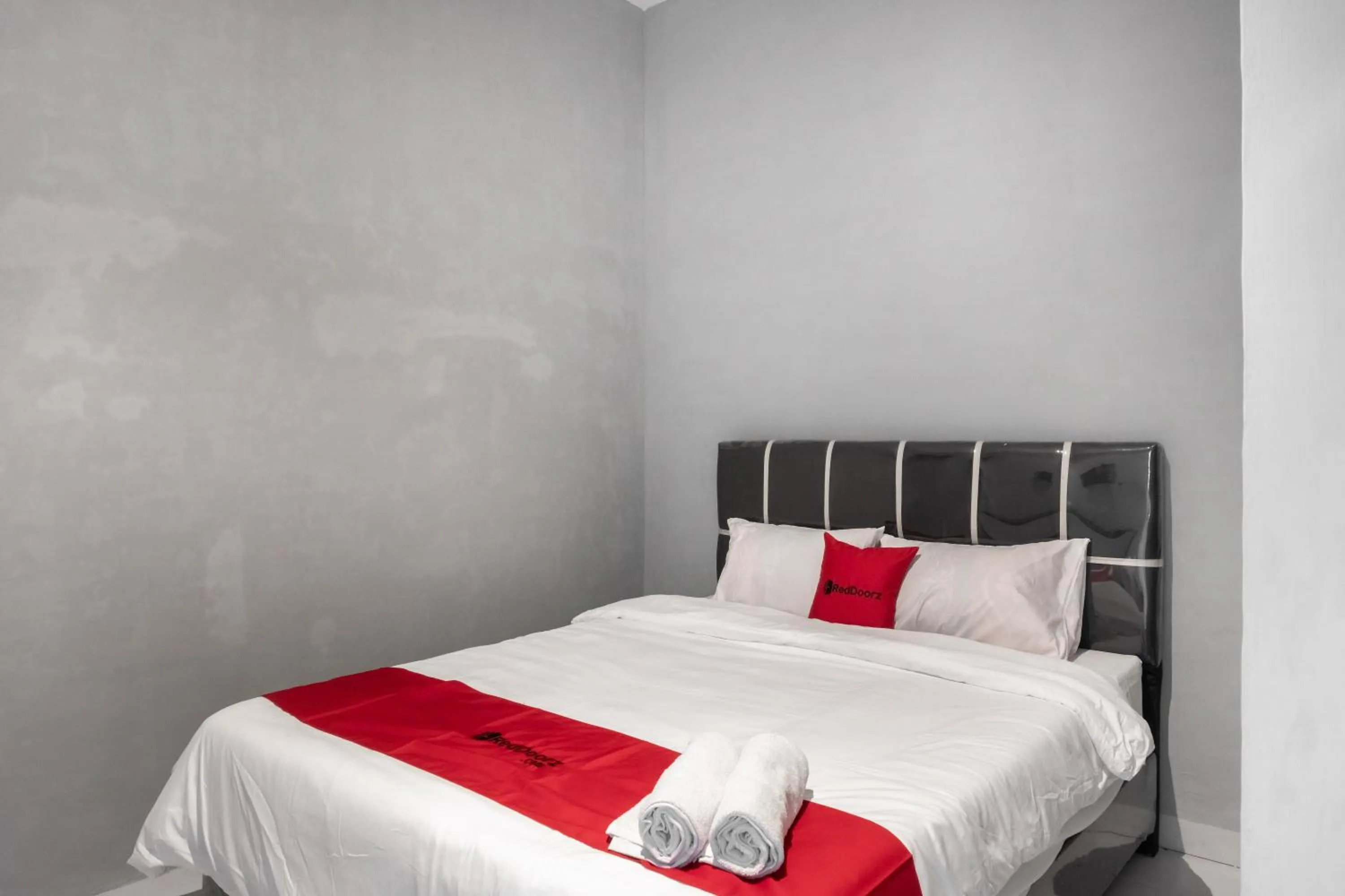 Bed in RedDoorz near Manhattan Square Medan