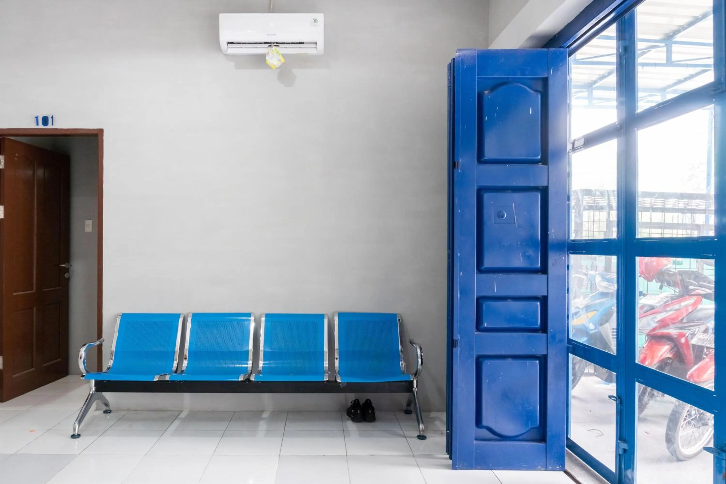 Facade/entrance in RedDoorz near Manhattan Square Medan