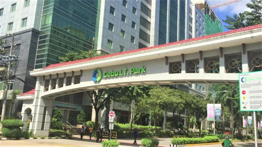 Mabolo Garden A4 near ayala mall free gym POOL