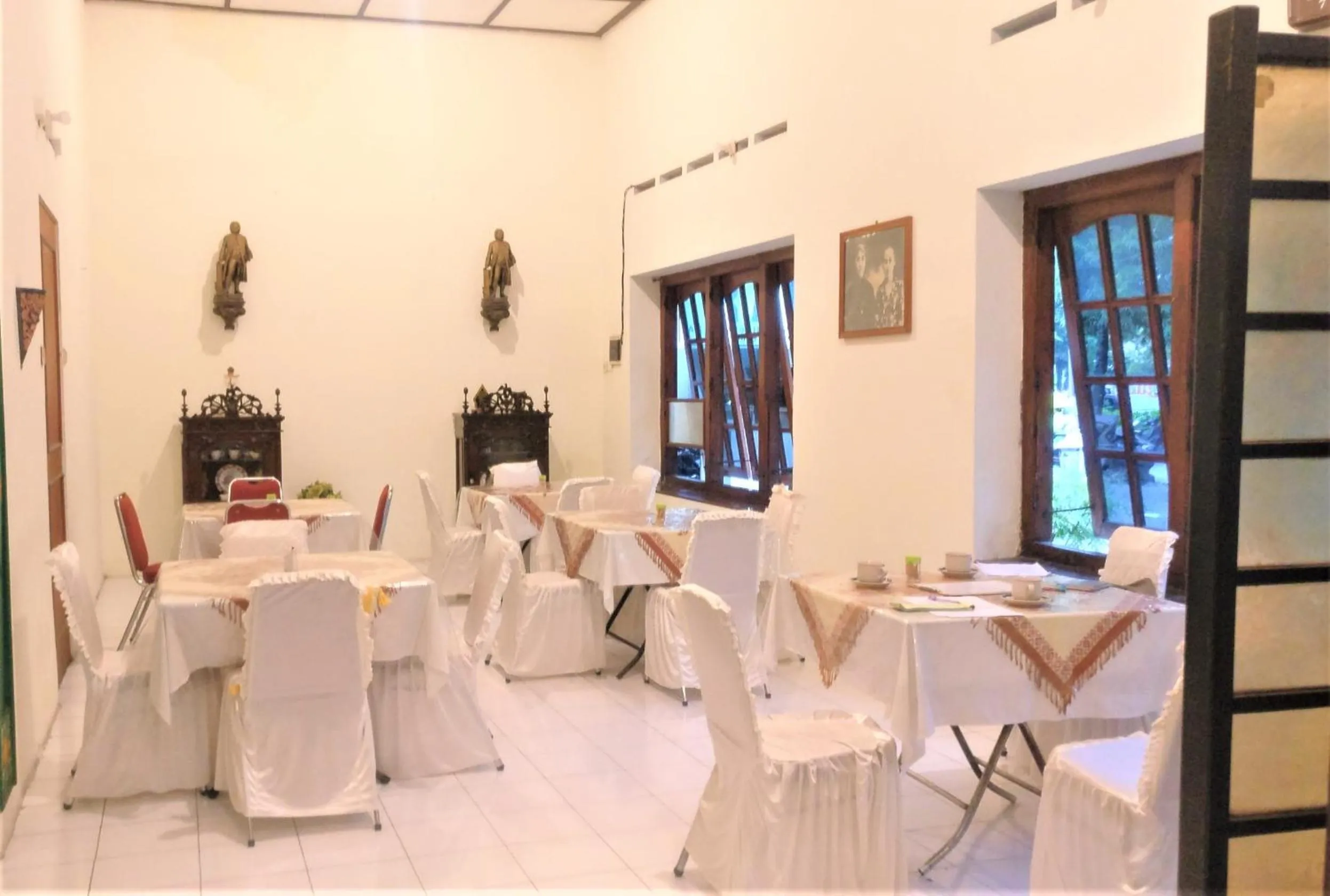 Restaurant/places to eat in Hotel Perdana