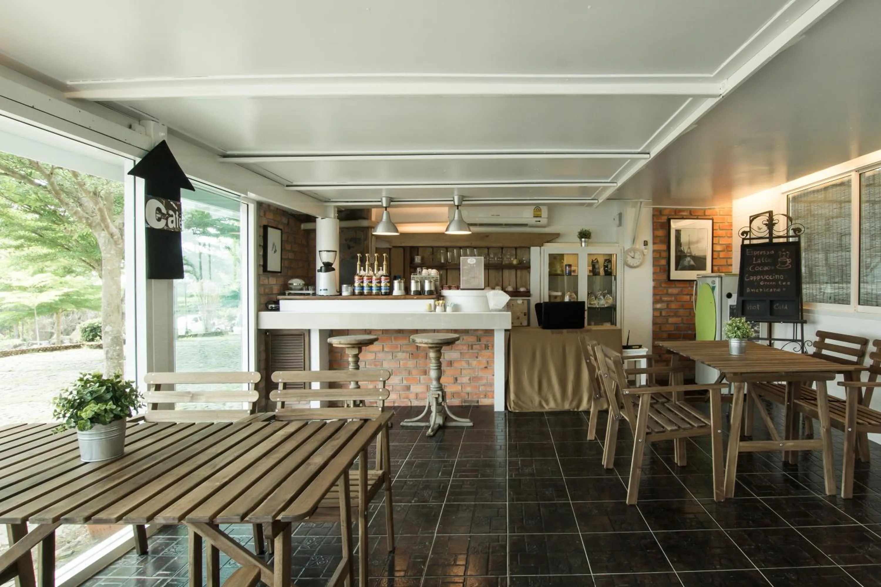 Restaurant/places to eat in The Natural Garden Resort