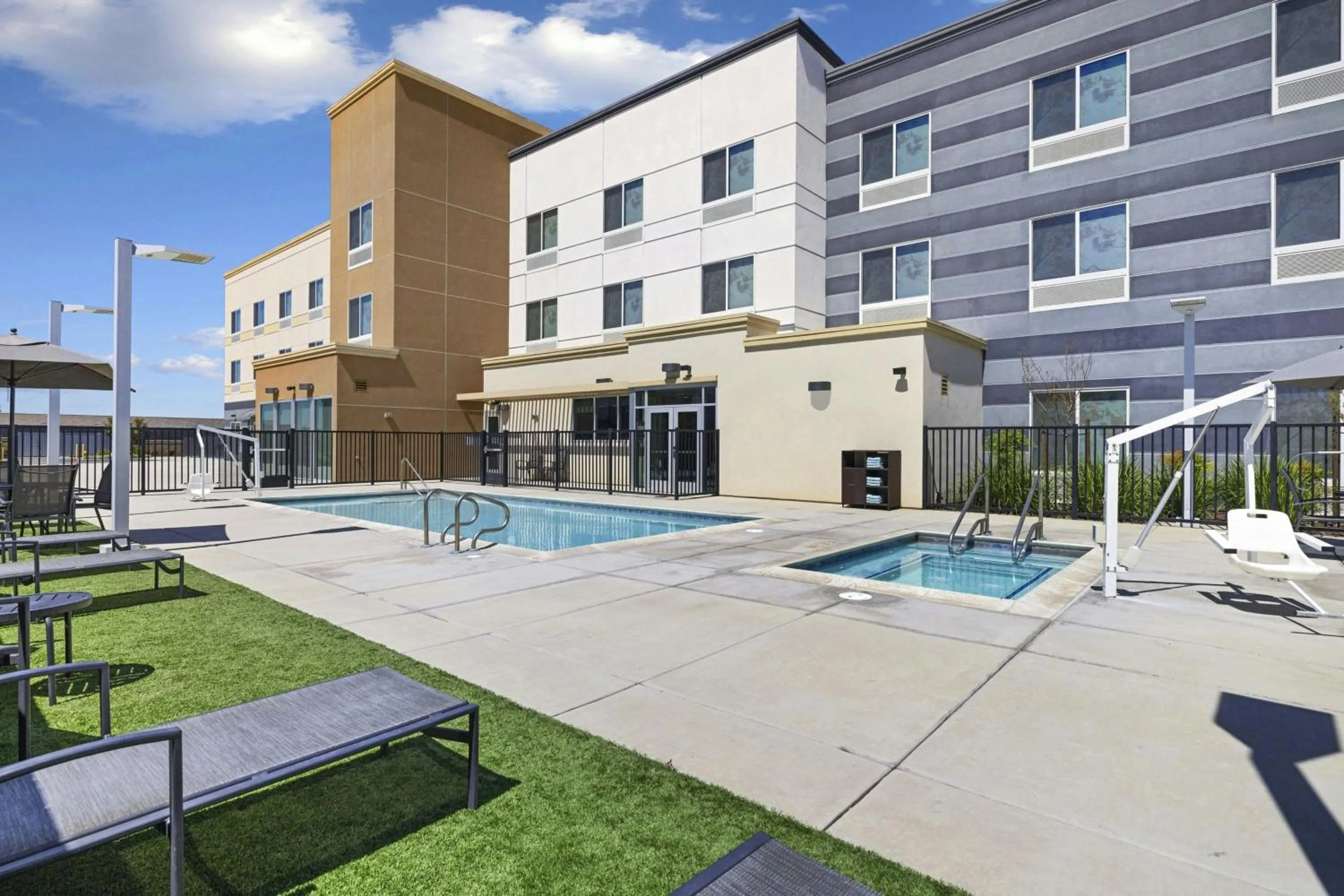 Swimming pool in Fairfield Inn & Suites by Marriott Lodi