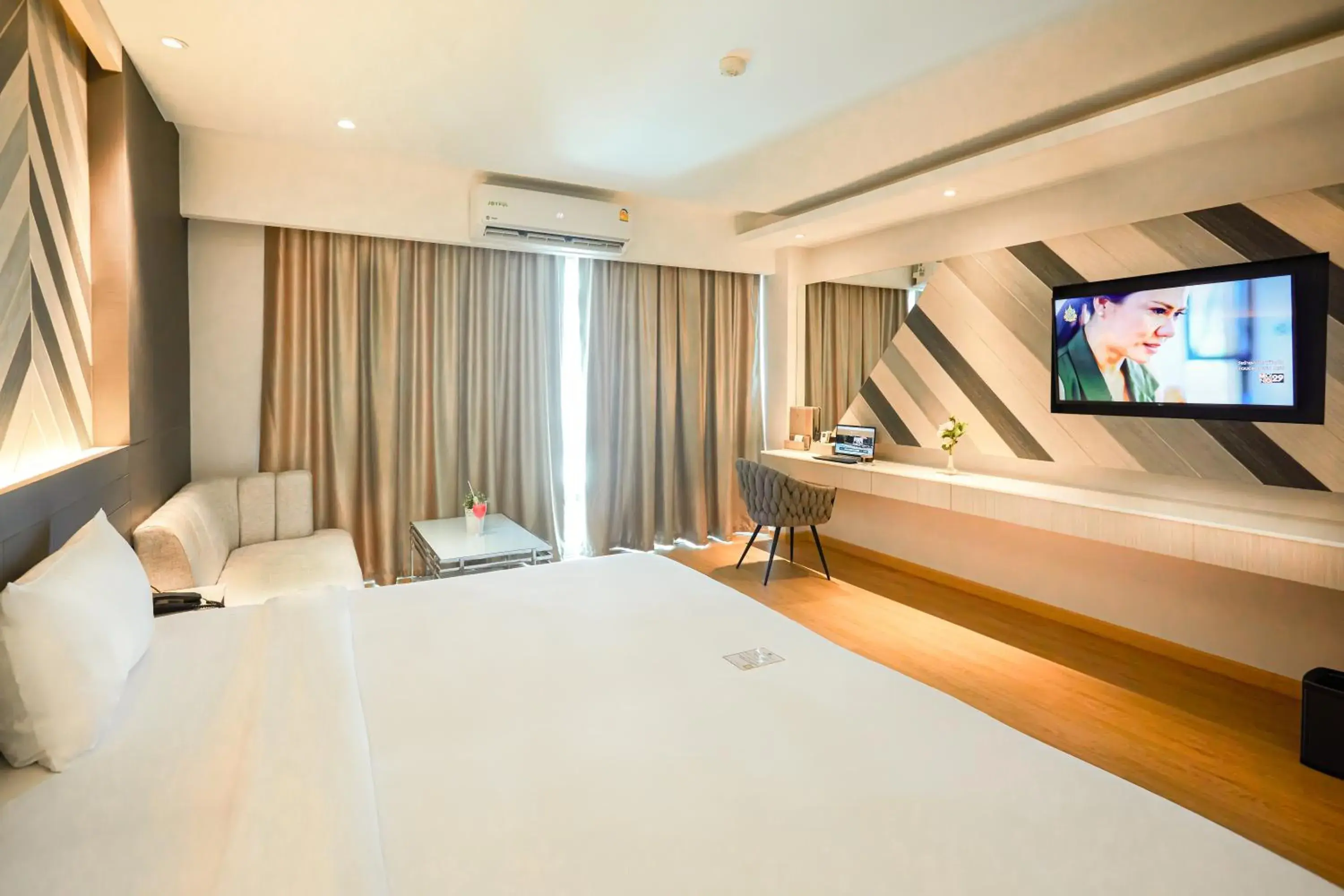 King Room with Balcony in Golden City Rayong Hotel King Room with Balcony in Golden City Rayong Hotel