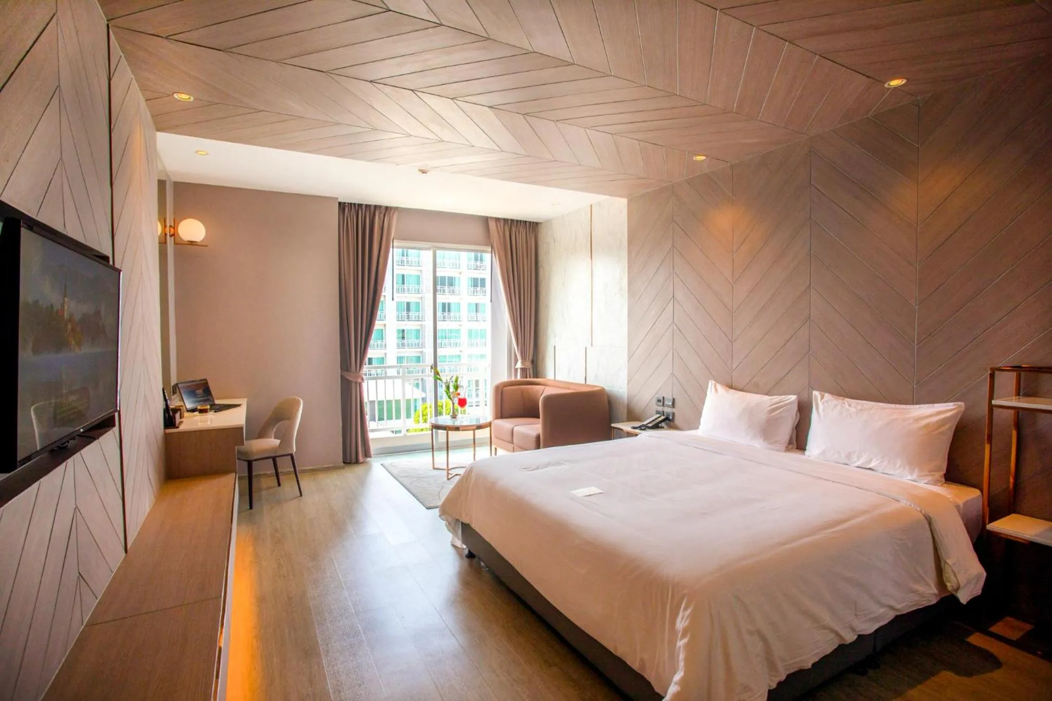 Bedroom, Bed in Golden City Rayong Hotel