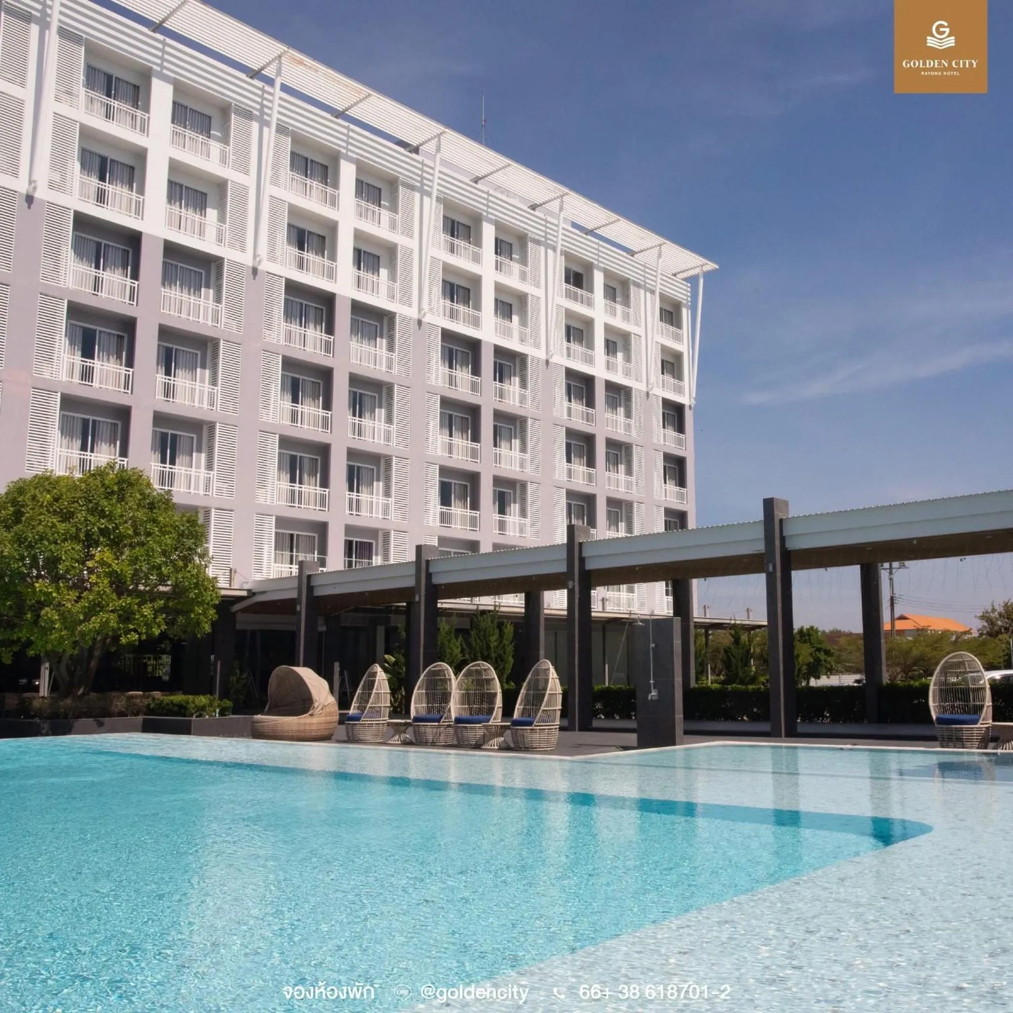 Swimming pool in Golden City Rayong Hotel