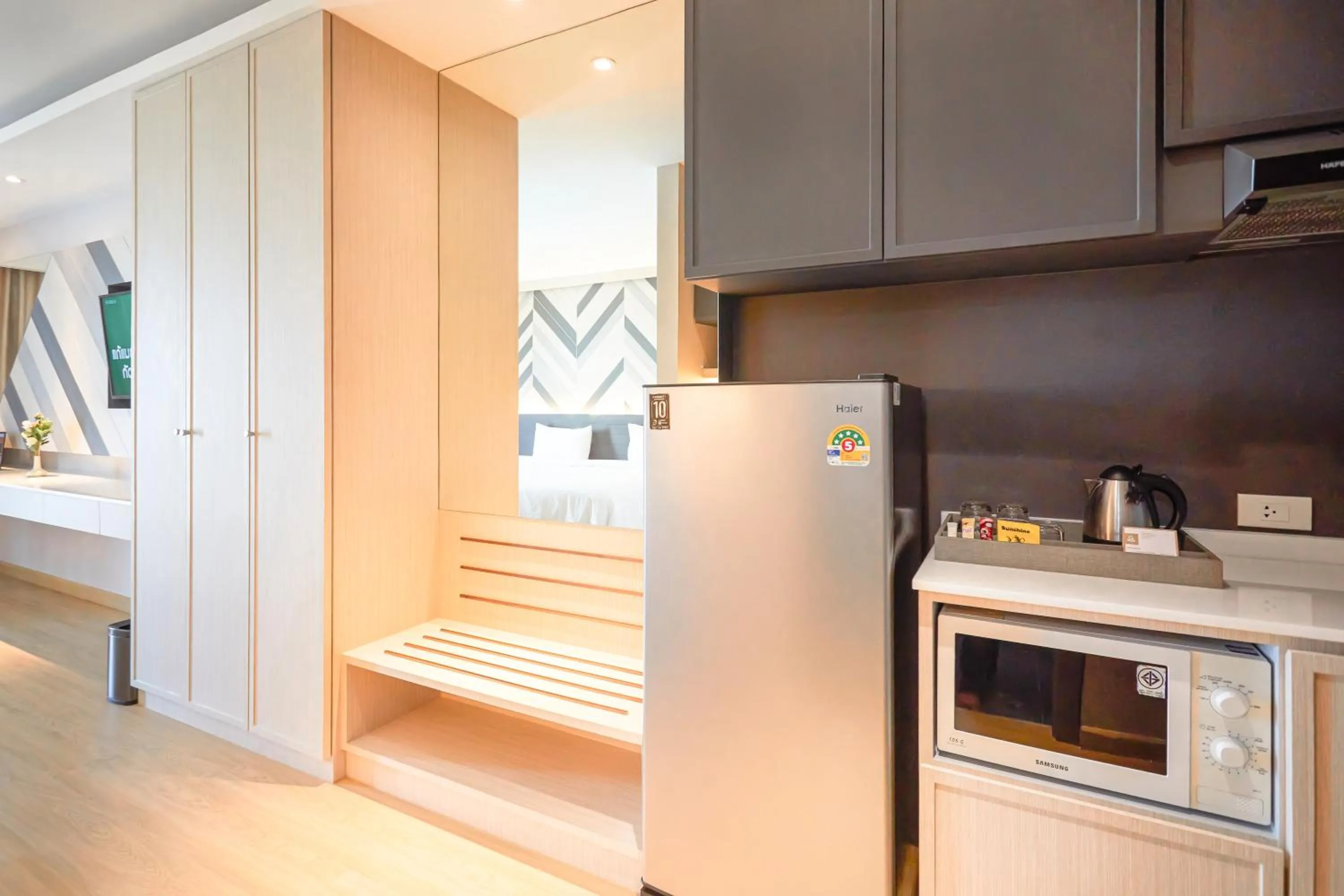 Kitchen or kitchenette in Golden City Rayong Hotel