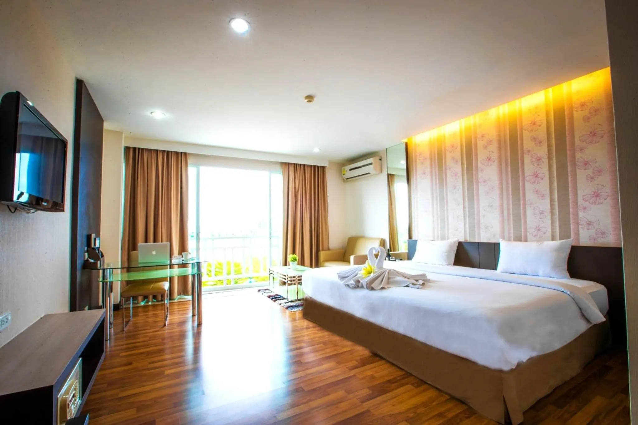 Photo of the whole room, Bed in Golden City Rayong Hotel
