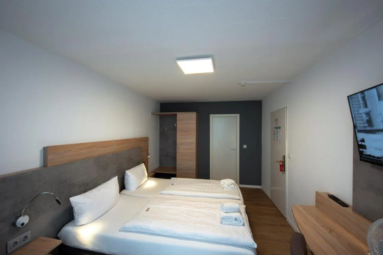 TV and multimedia, Bed in PANORAMA HOTEL in Neustadt an der Weinstraße