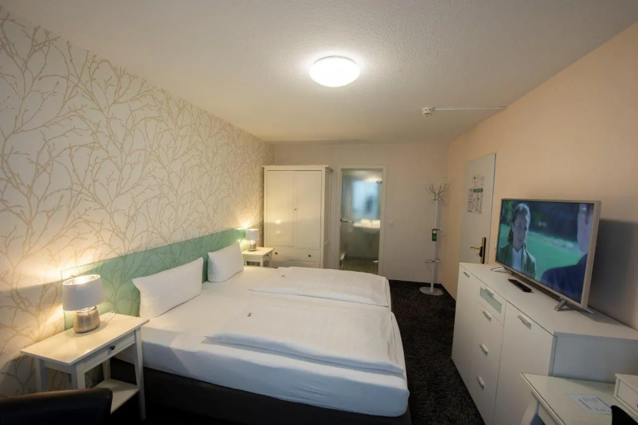 TV and multimedia, Bed in PANORAMA HOTEL in Neustadt an der Weinstraße