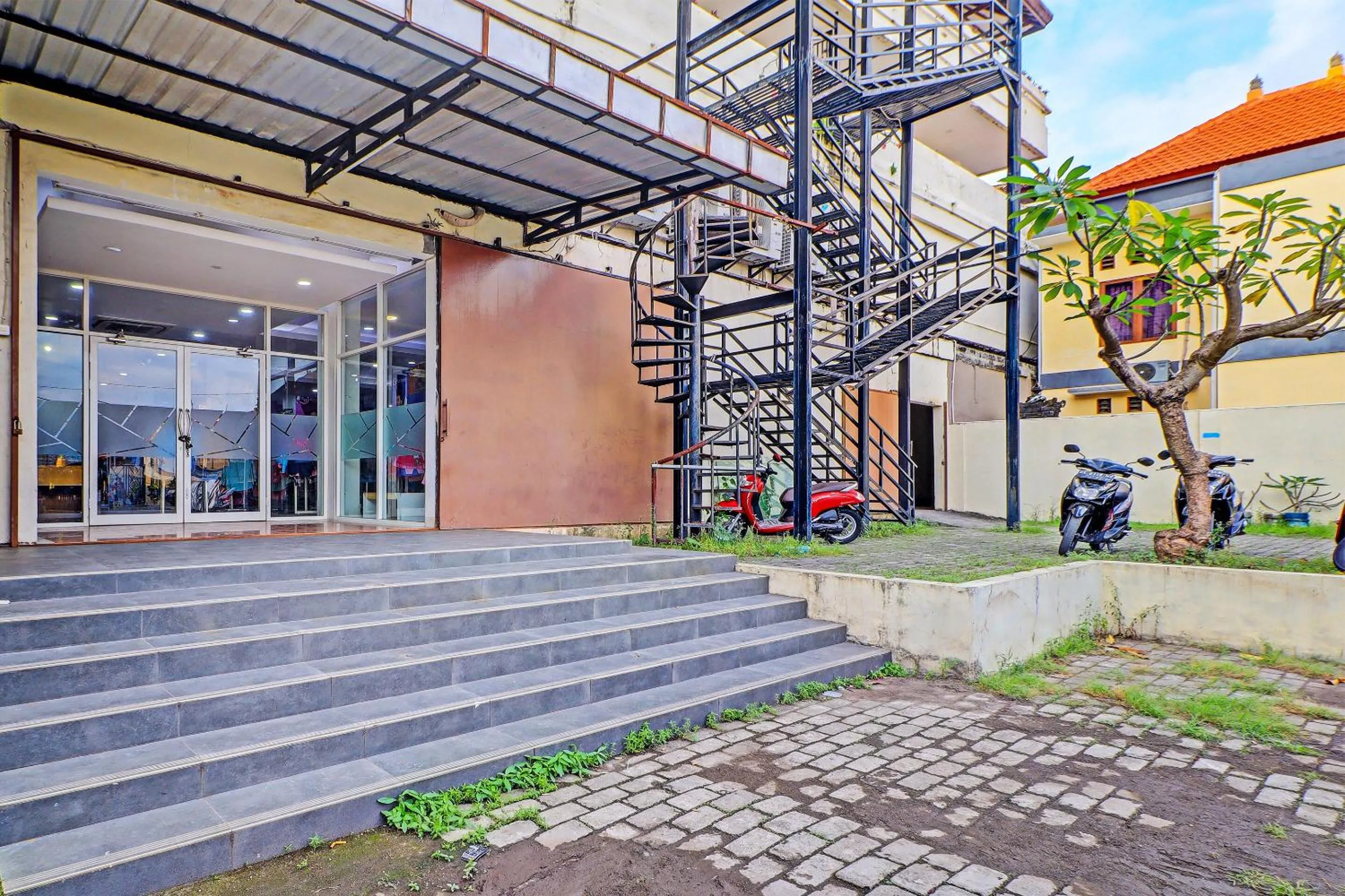 Facade/entrance in Guest House Simalem