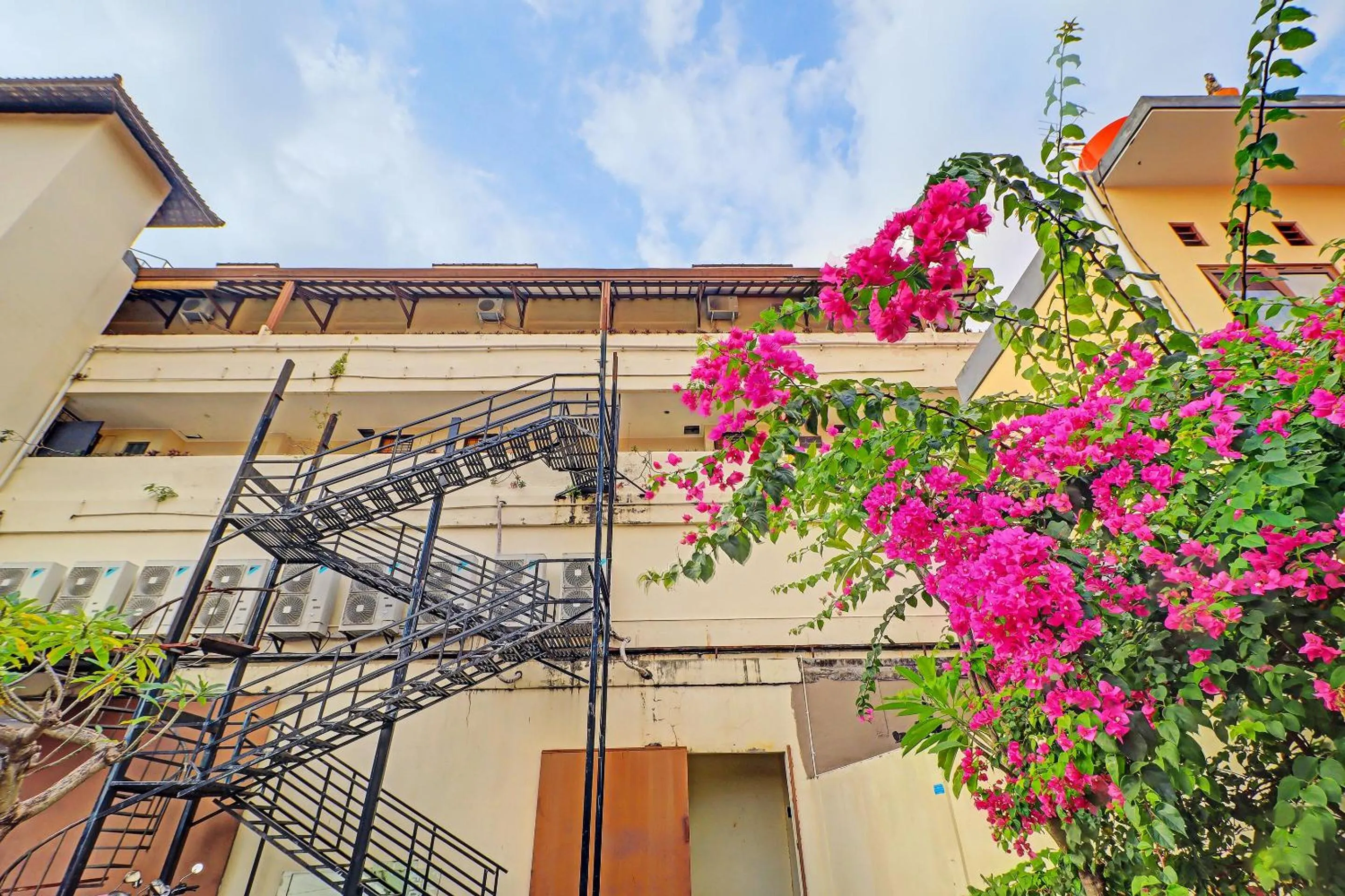 Facade/entrance in Guest House Simalem