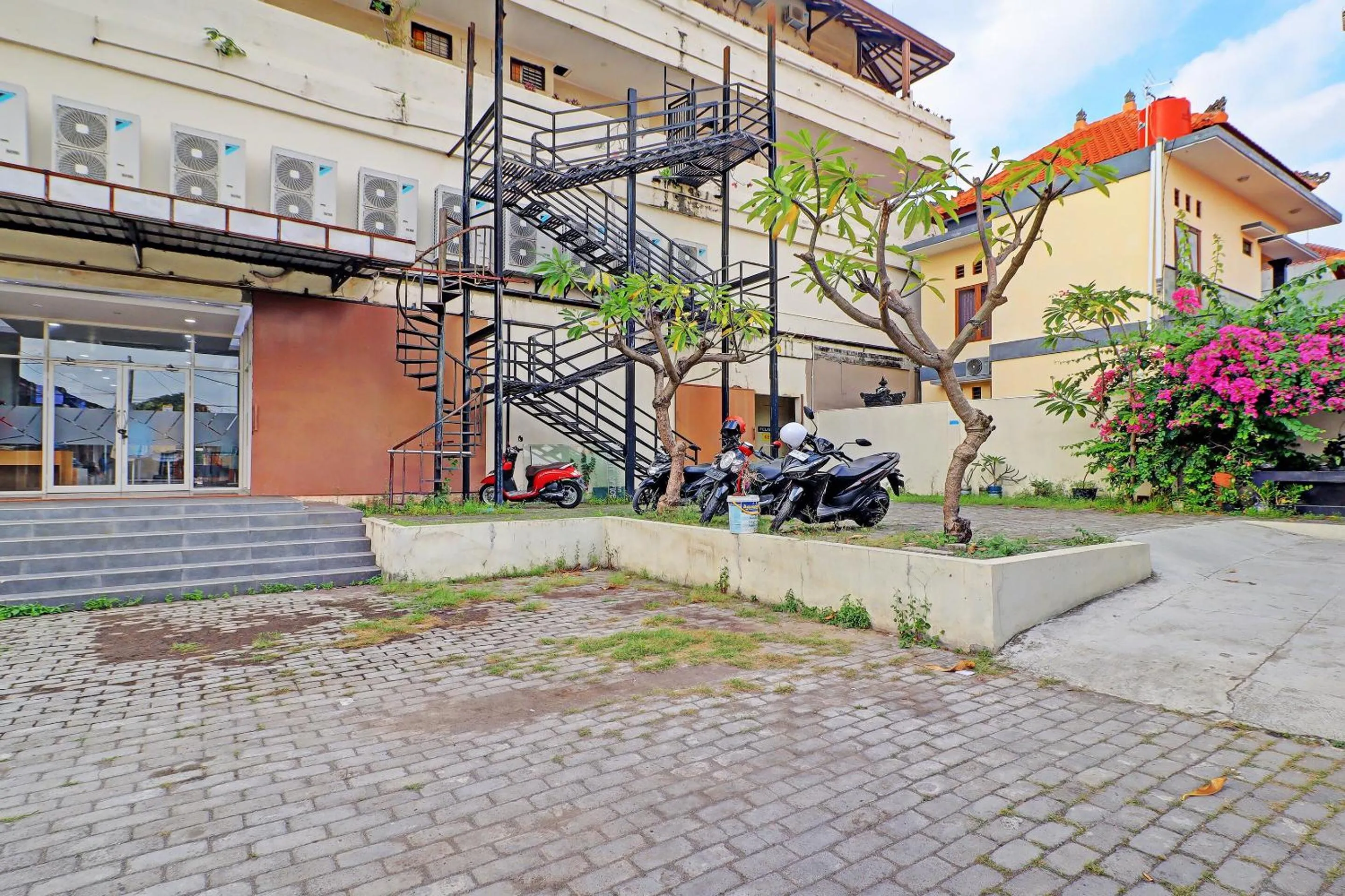 Facade/entrance in Guest House Simalem