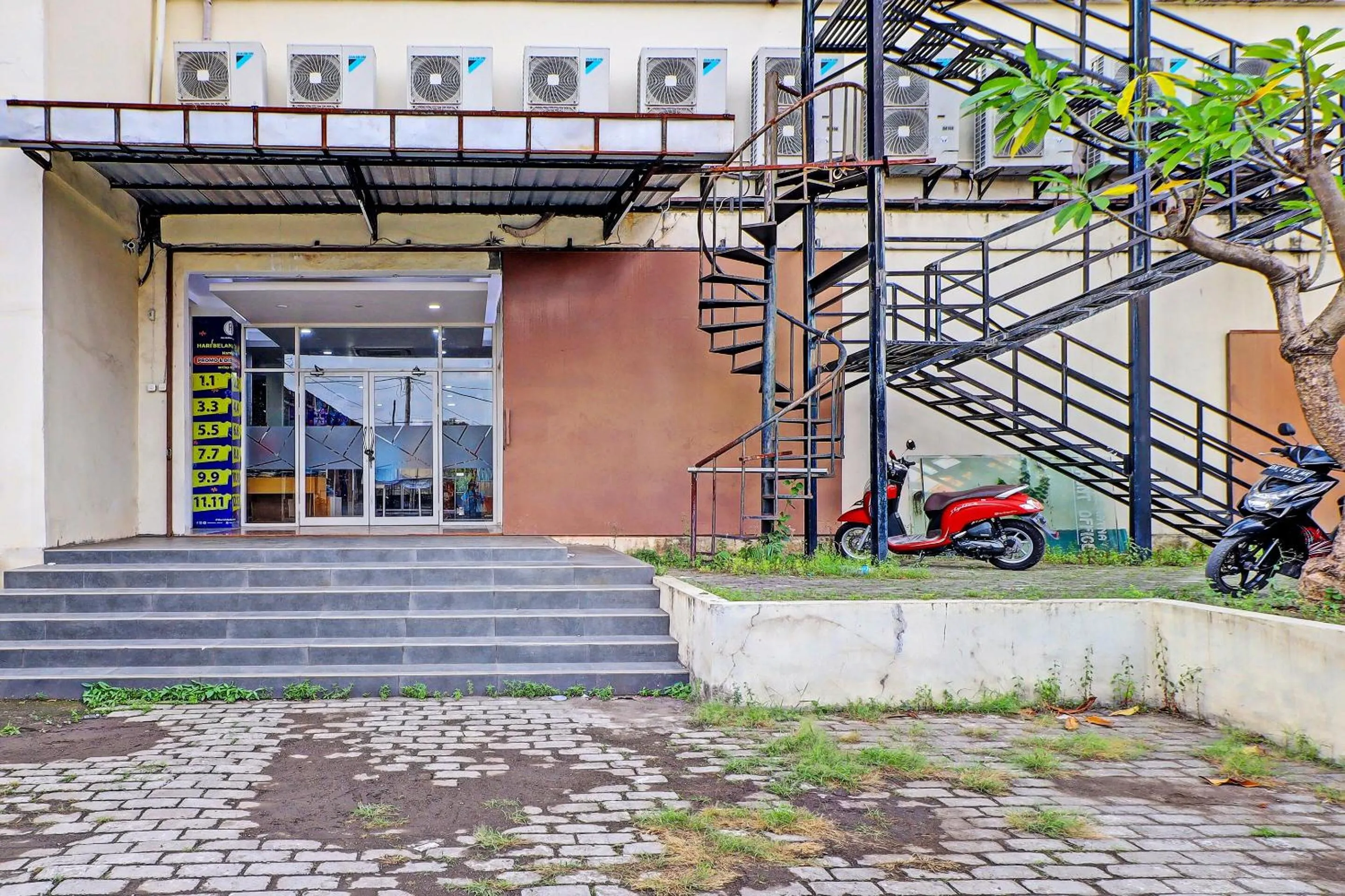 Facade/entrance in Guest House Simalem