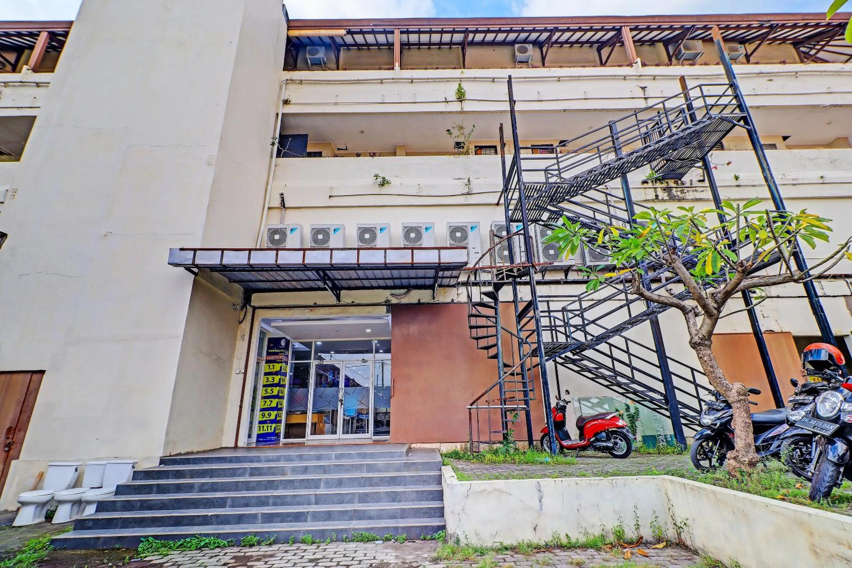 Facade/entrance in Guest House Simalem