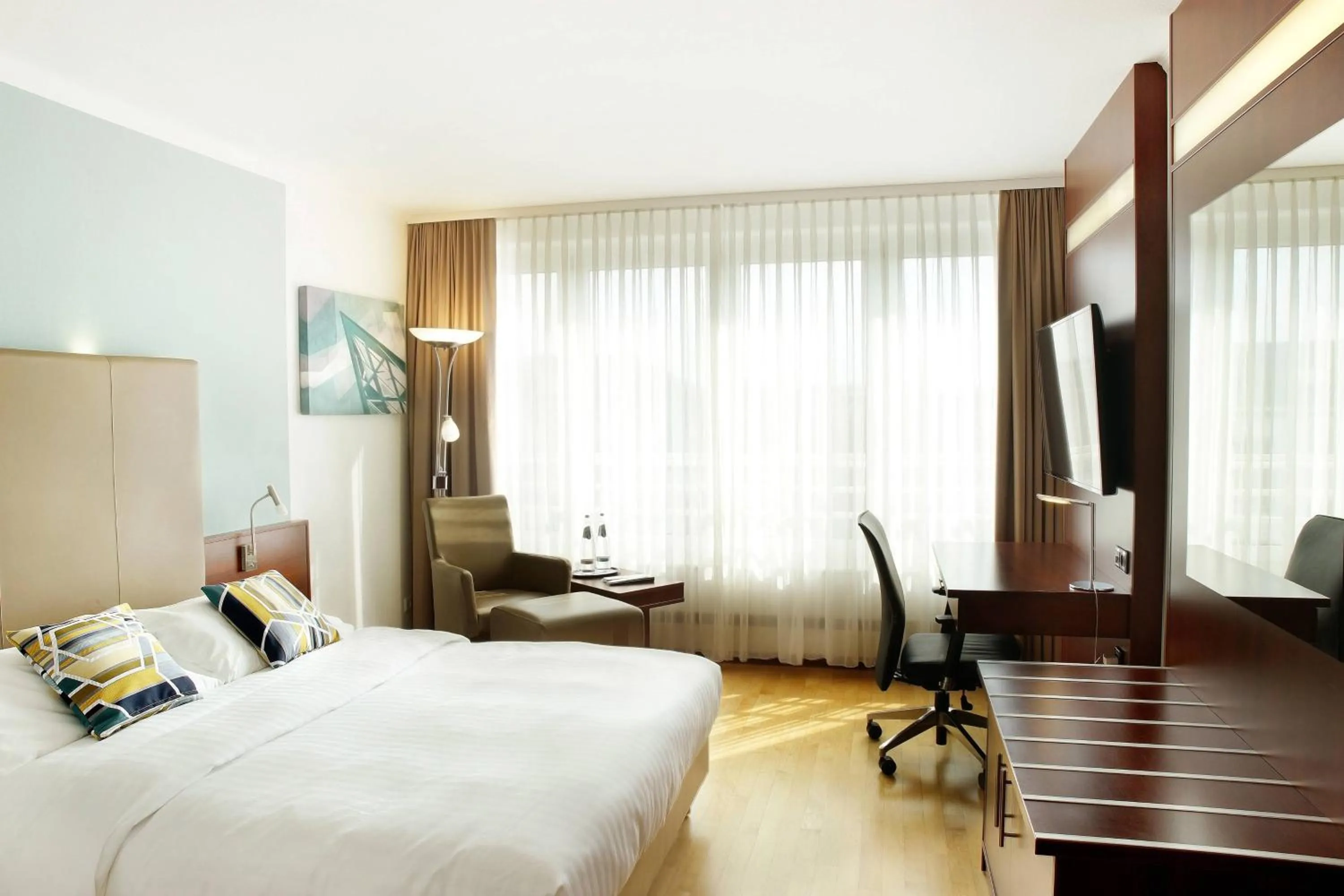 Photo of the whole room, Bed in Courtyard by Marriott Dresden