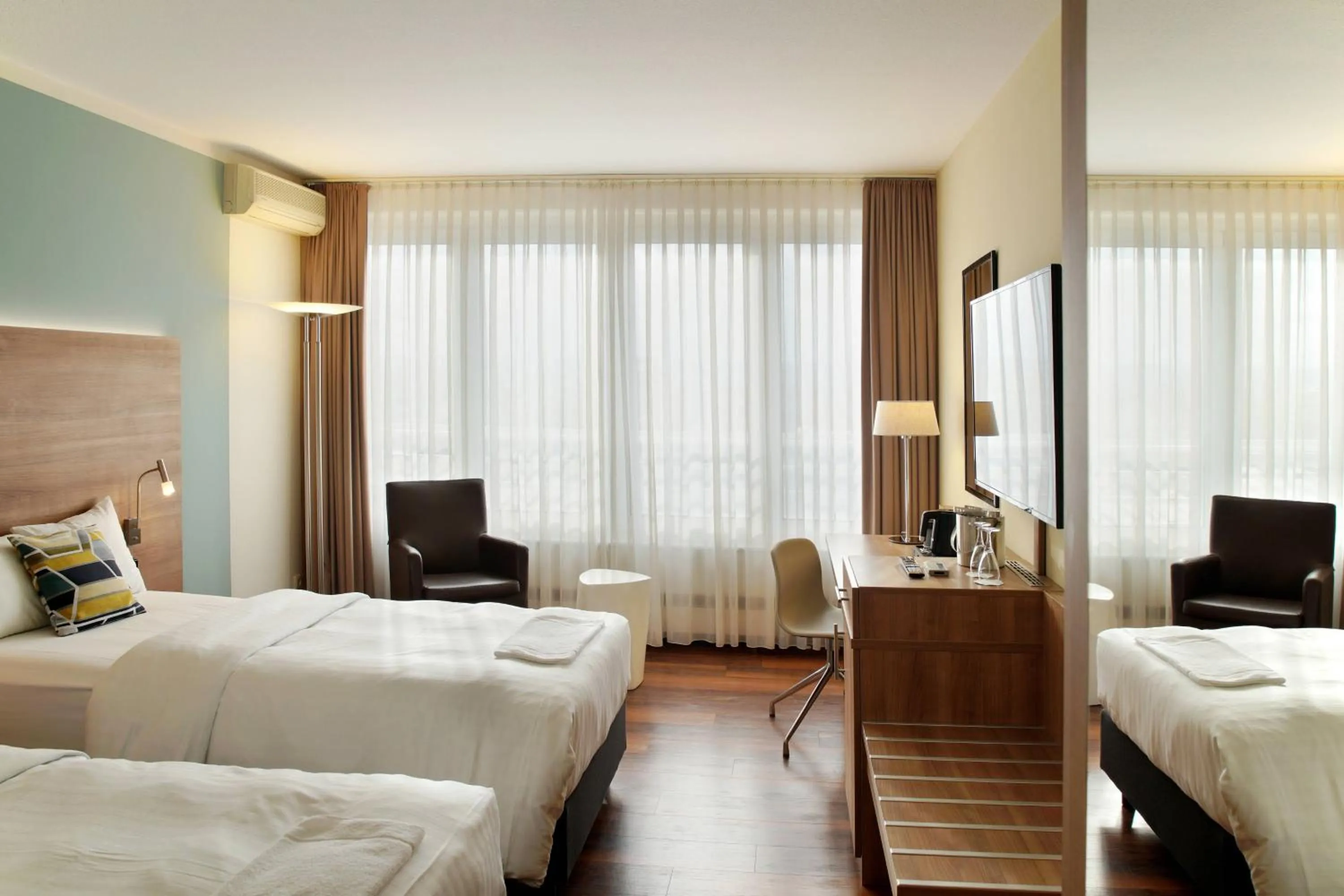 Photo of the whole room, Bed in Courtyard by Marriott Dresden