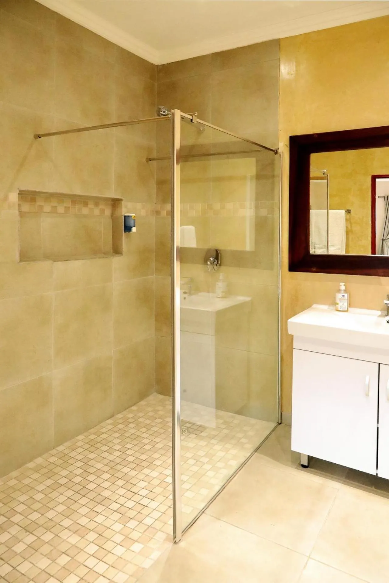 Shower in Cest Si Bon Hotel