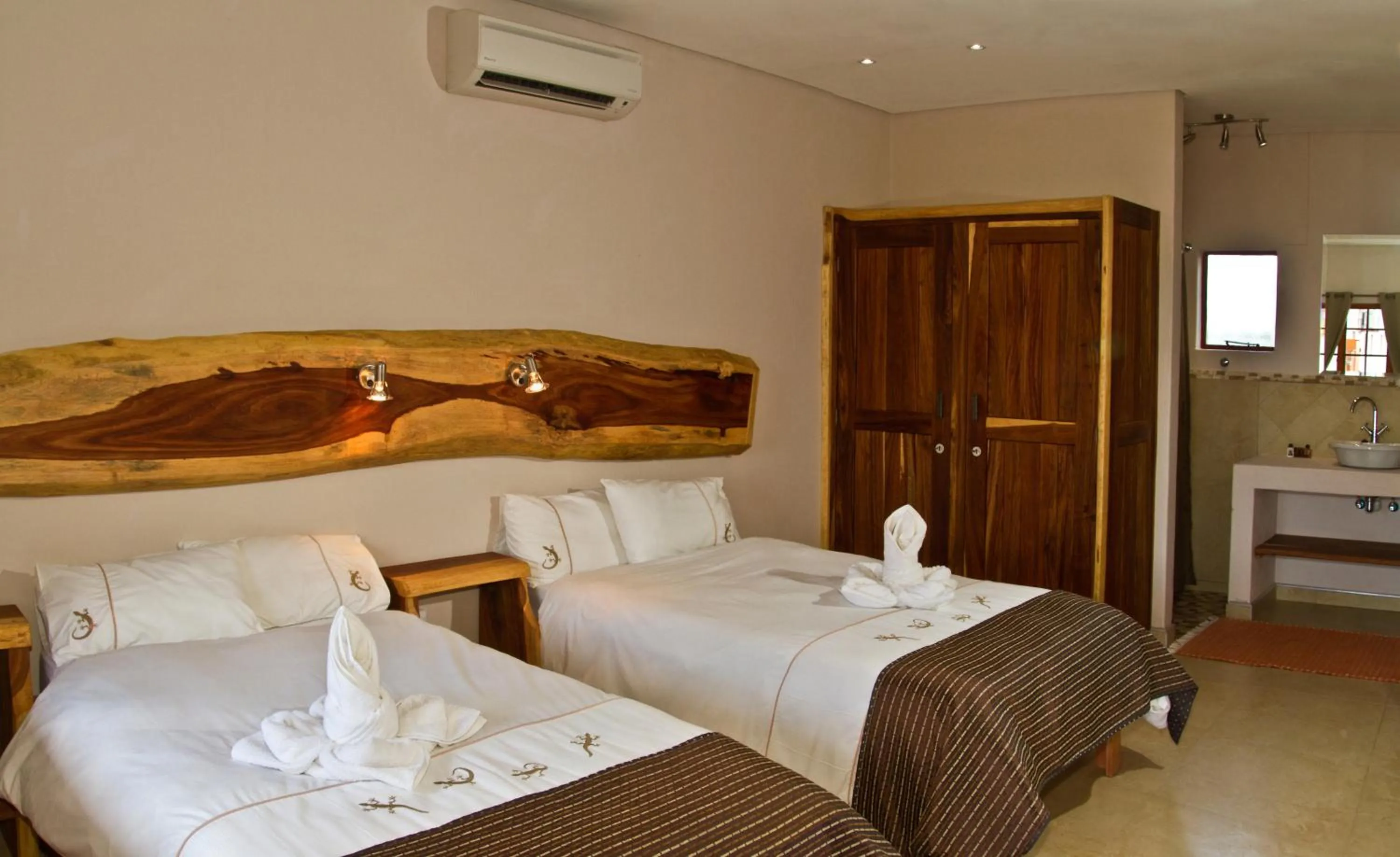 Photo of the whole room, Bed in Cest Si Bon Hotel