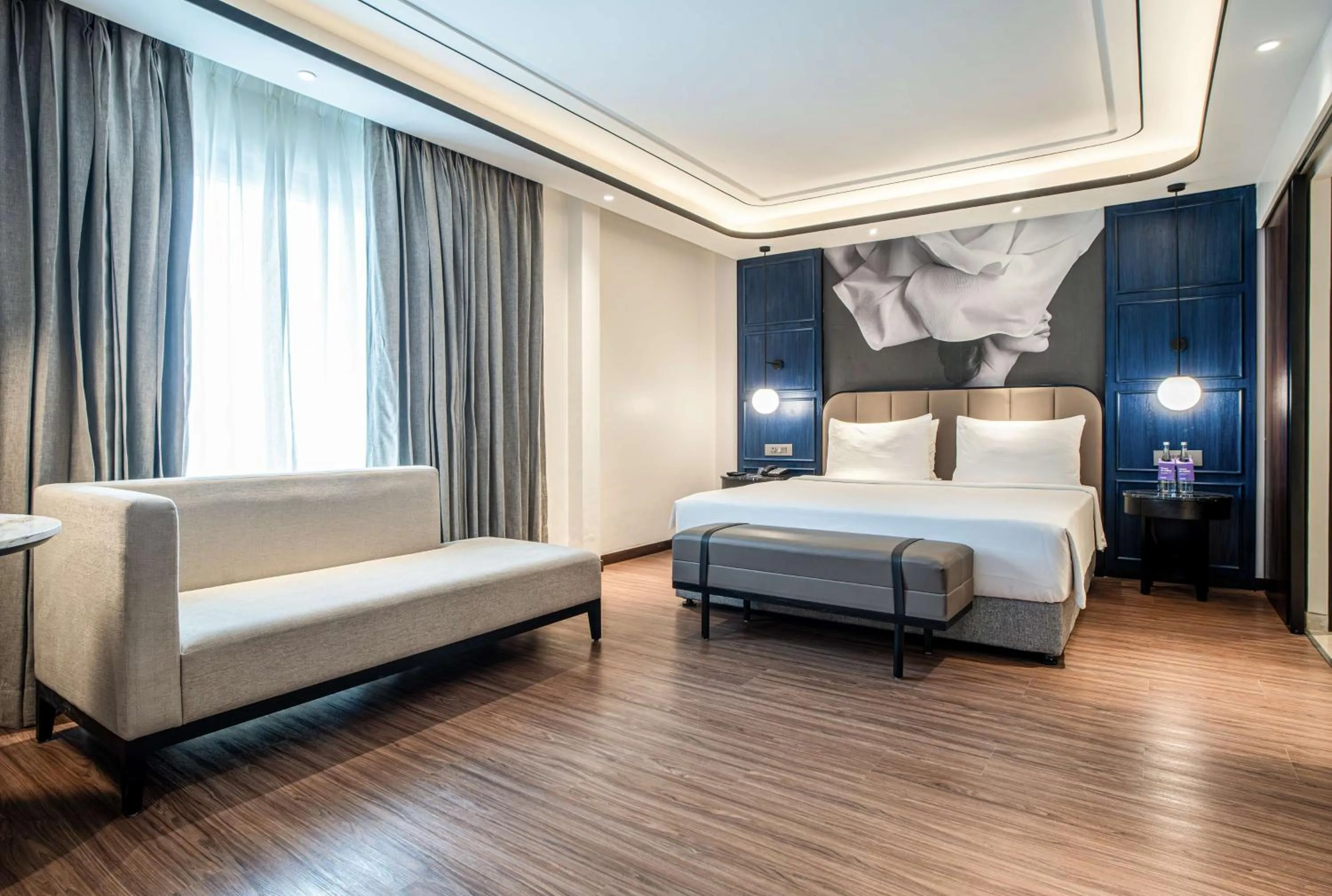 Photo of the whole room, Bed in Radisson Blu Hotel Ahmedabad