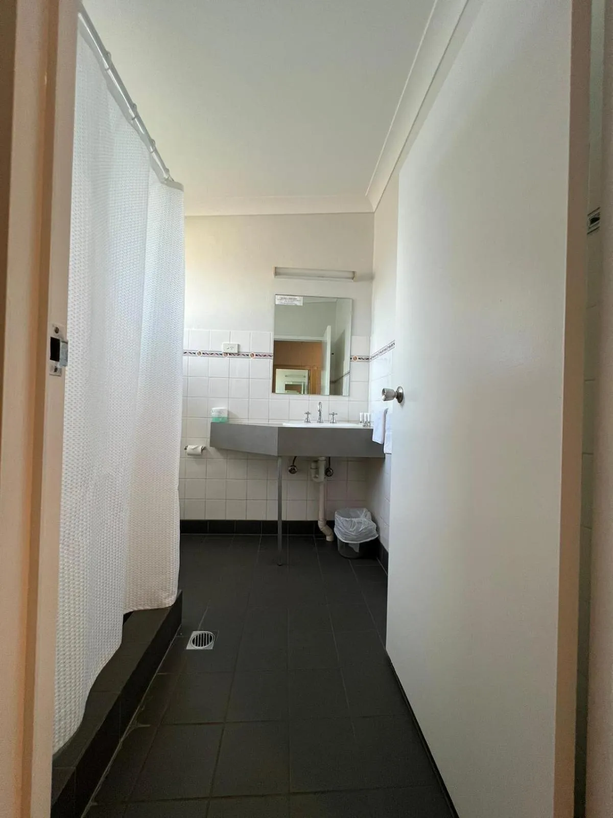 Bathroom, Bed in Katherine Motel