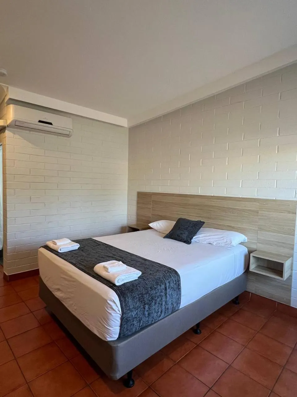 Bedroom, Bed in Katherine Motel