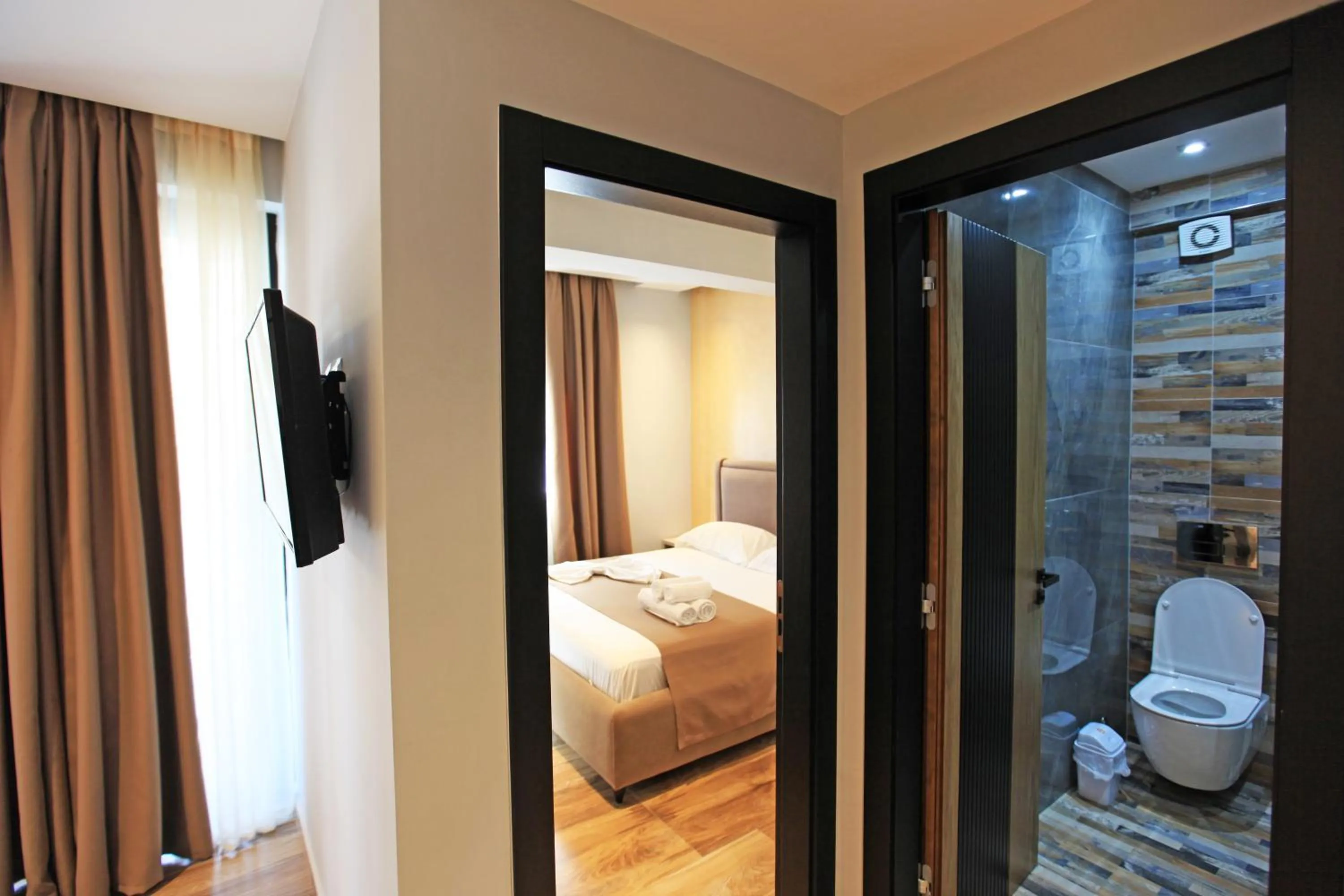 Bathroom, Bed in Hotel Citrus