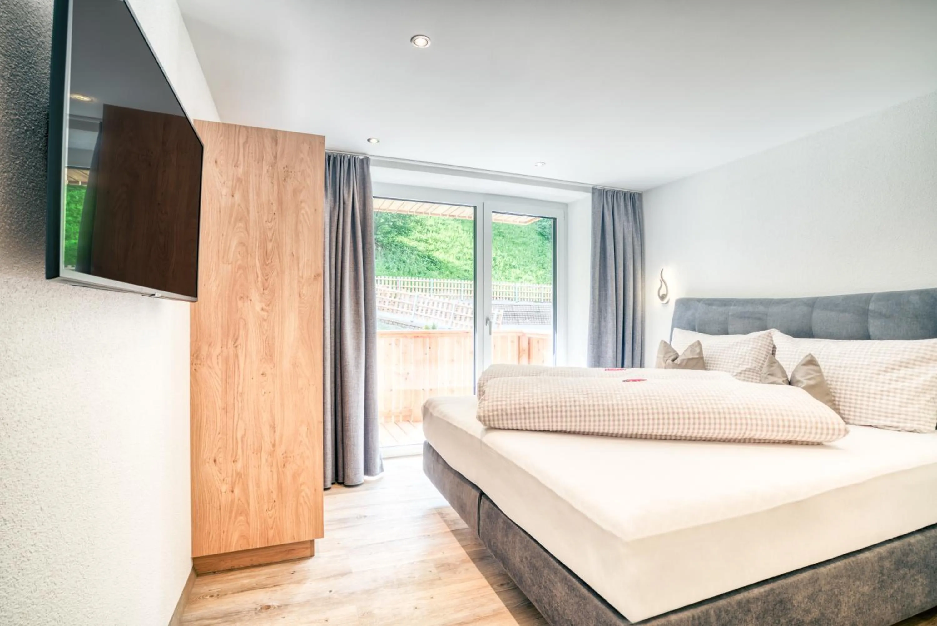 Photo of the whole room, Bed in Apart Gstrein - including Silvretta Premium Summercard