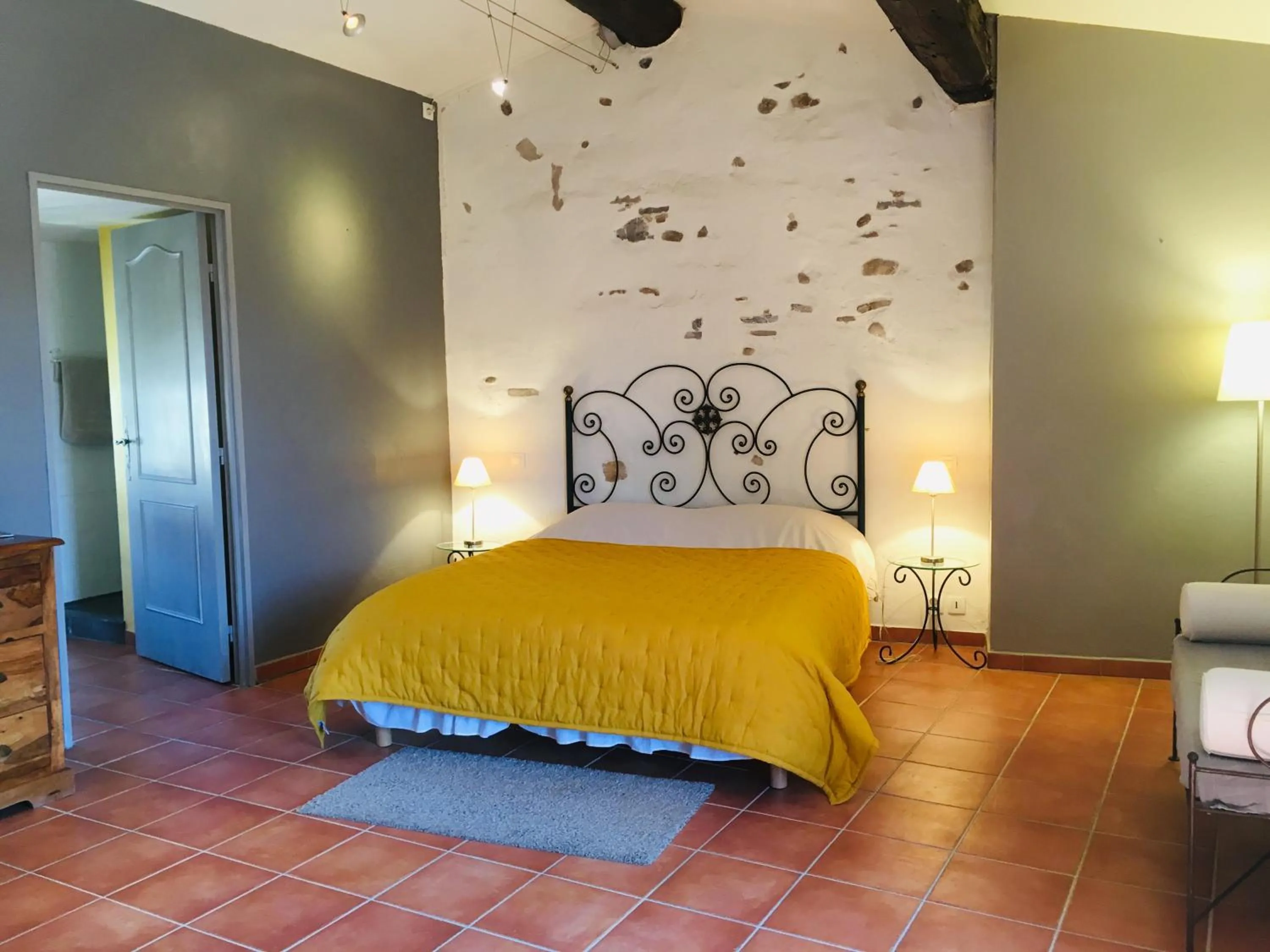 Photo of the whole room, Bed in La Vieille Demeure