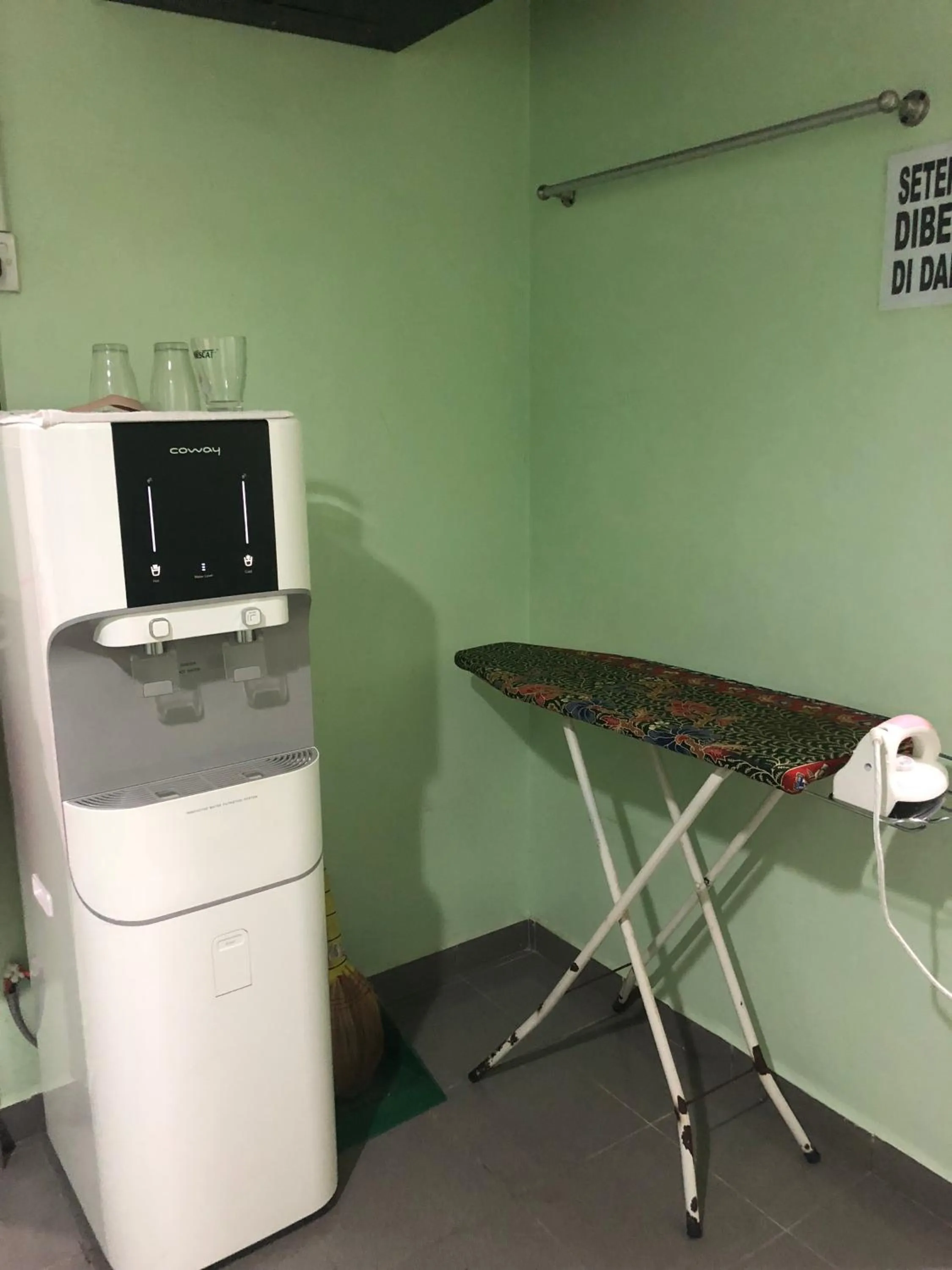 Drinks in Best Seven Motel