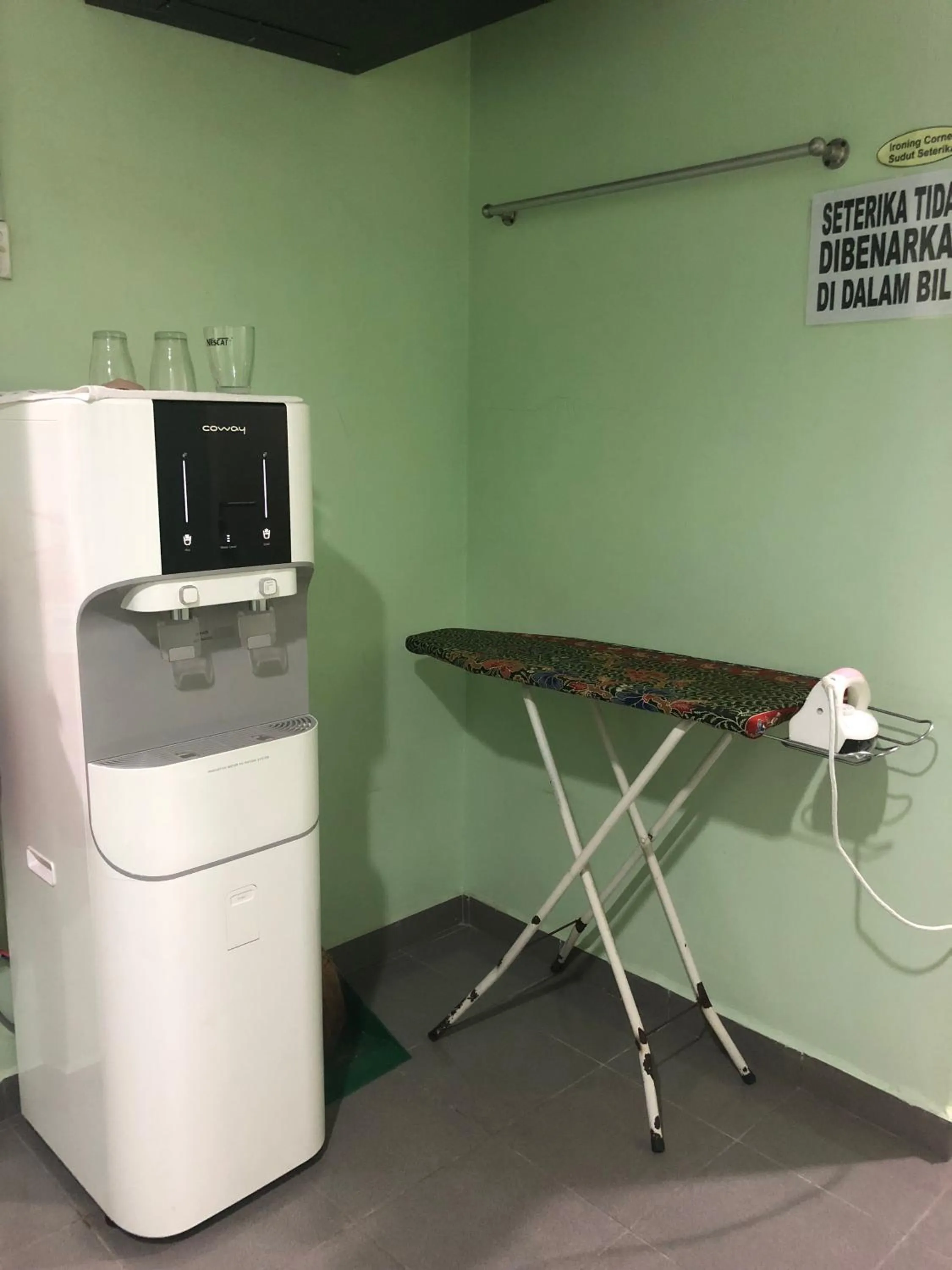 Drinks in Best Seven Motel