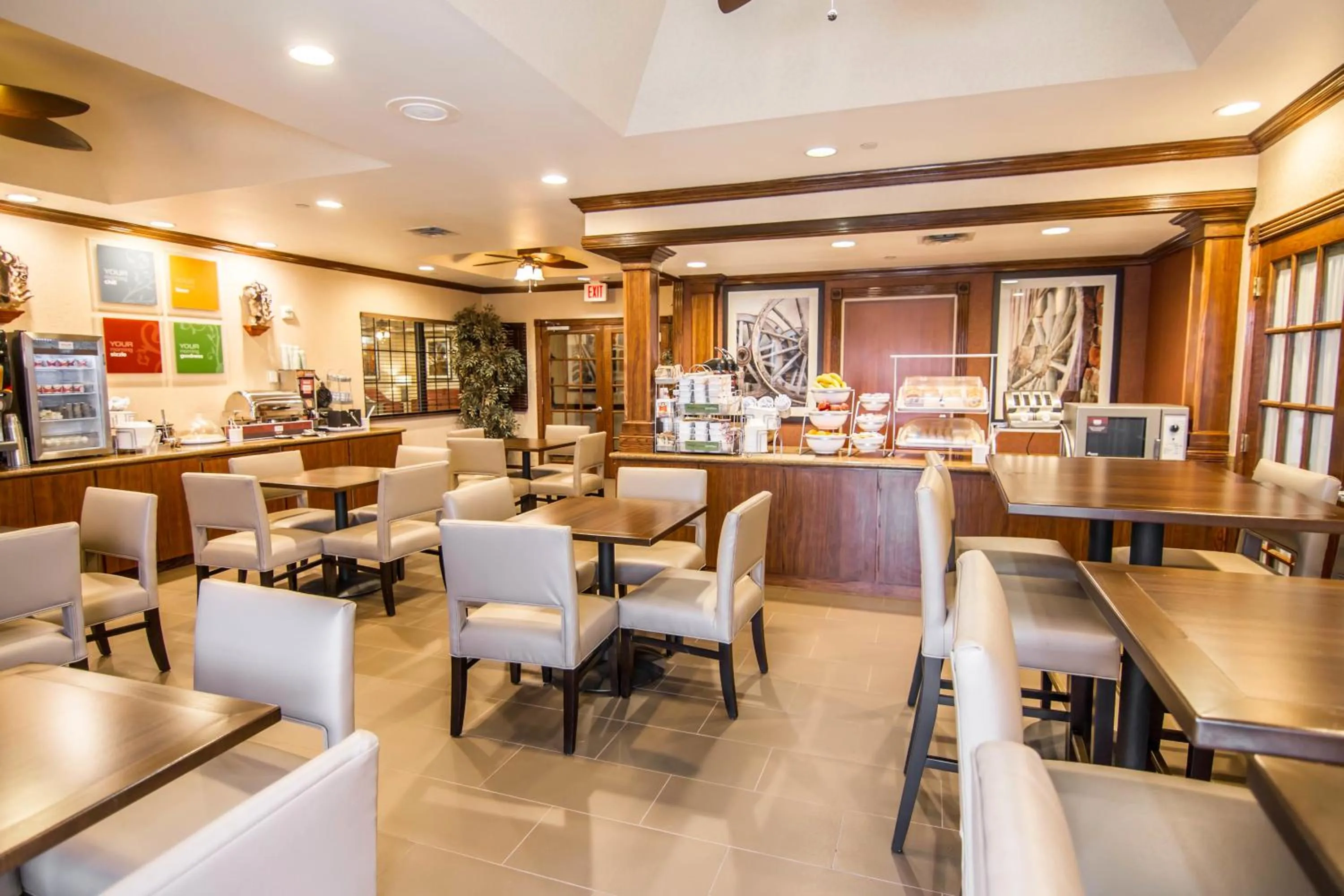 Dining area in Comfort Suites Marshall