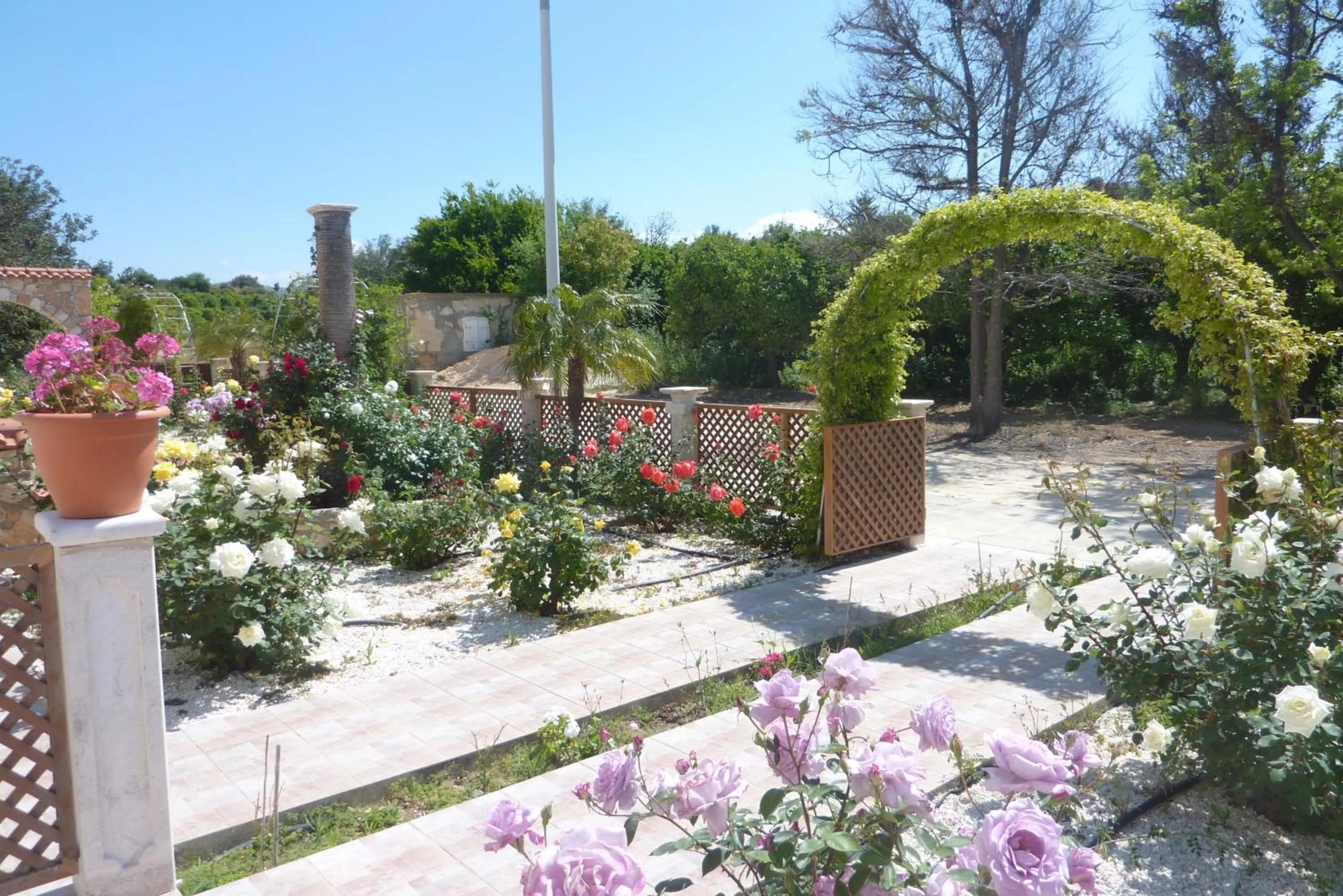 Garden in Eliofos Elegant Maisonettes