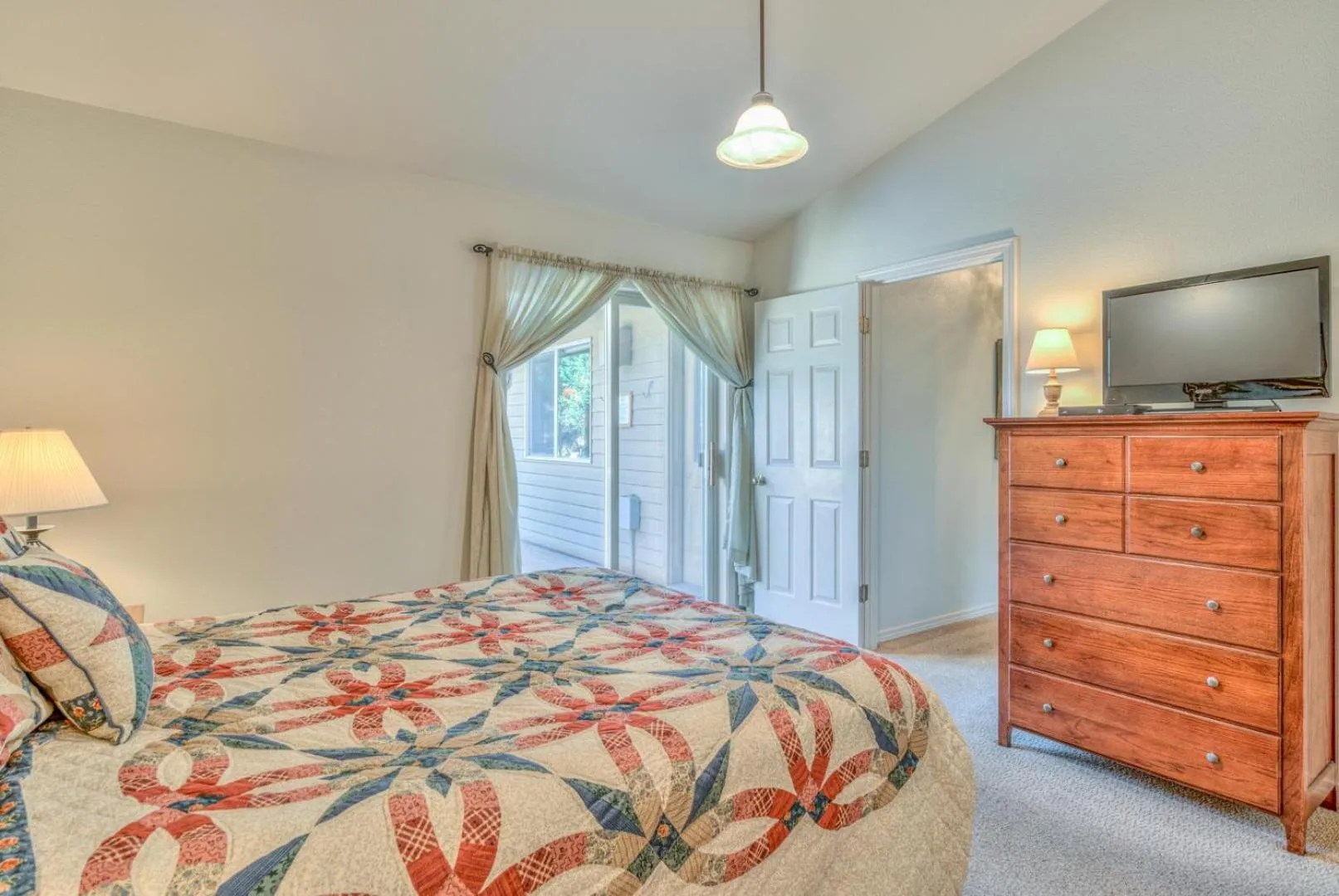 Bed in Ollalie - Unit 7