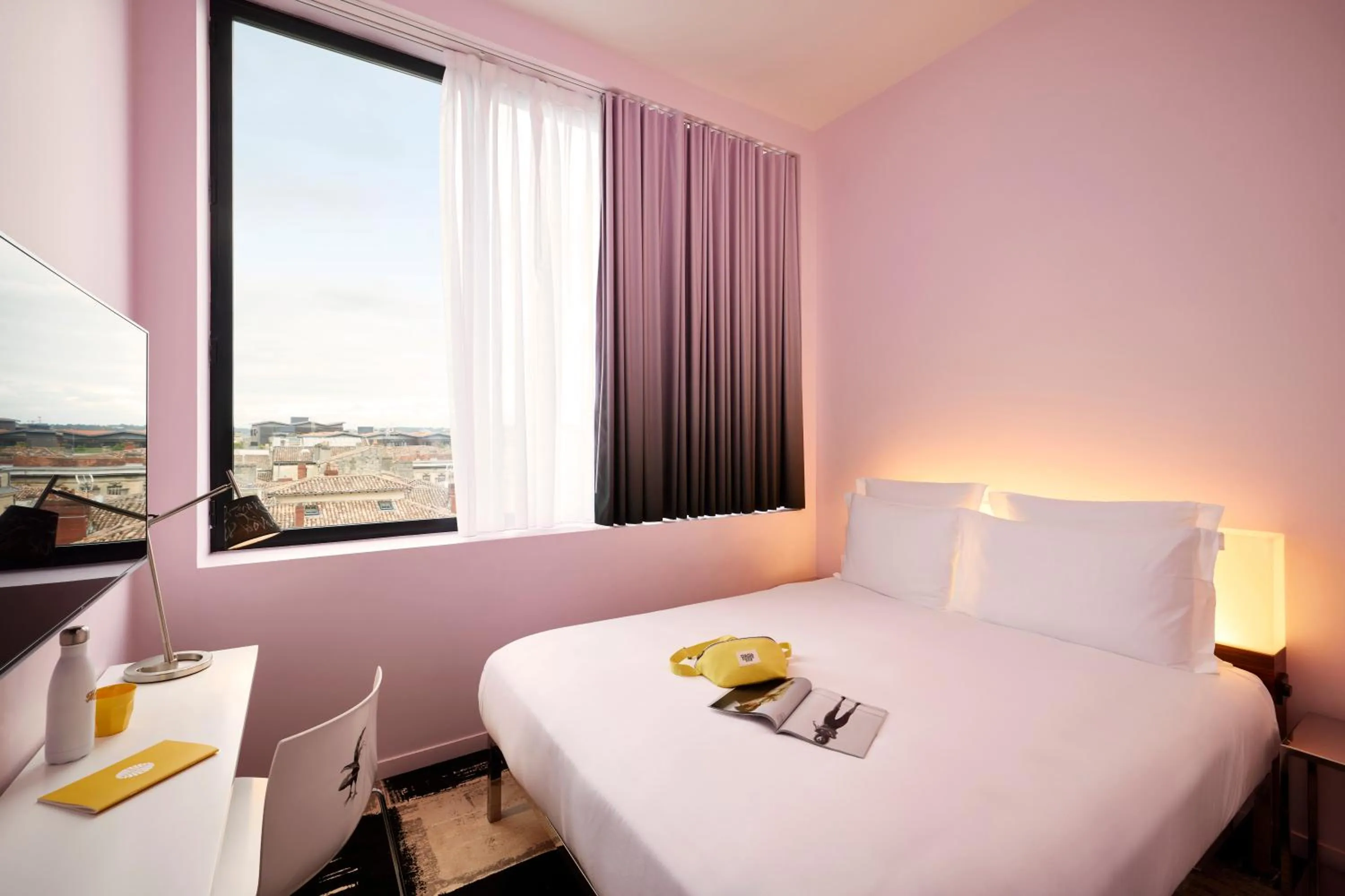 Bed in Mama Shelter Bordeaux Centre