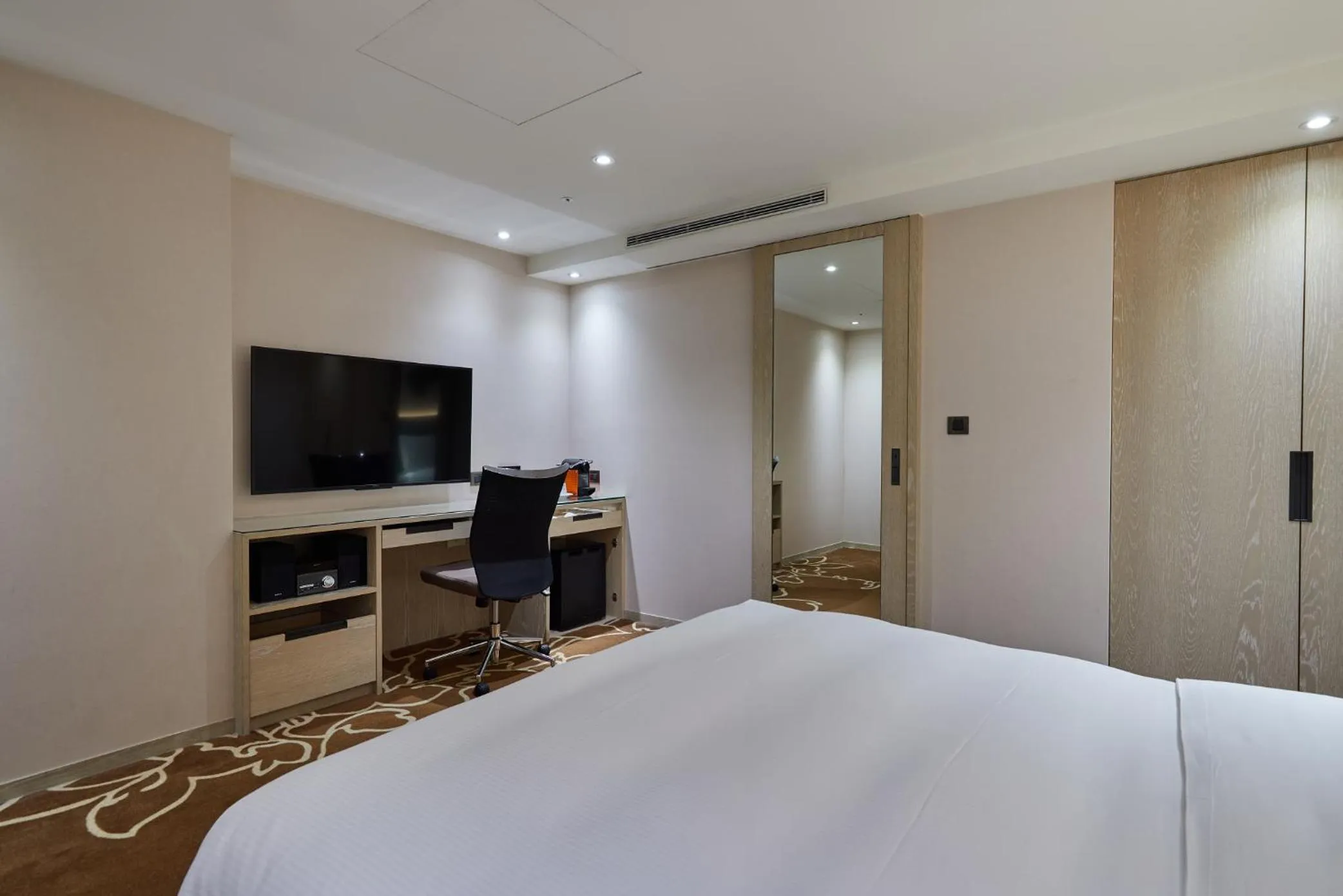 Communal lounge/ TV room, Bed in K Hotel Taipei II