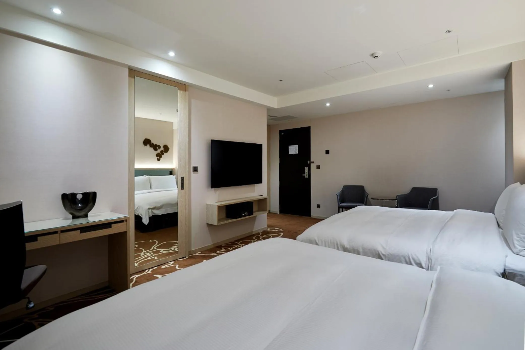 Communal lounge/ TV room, Bed in K Hotel Taipei II