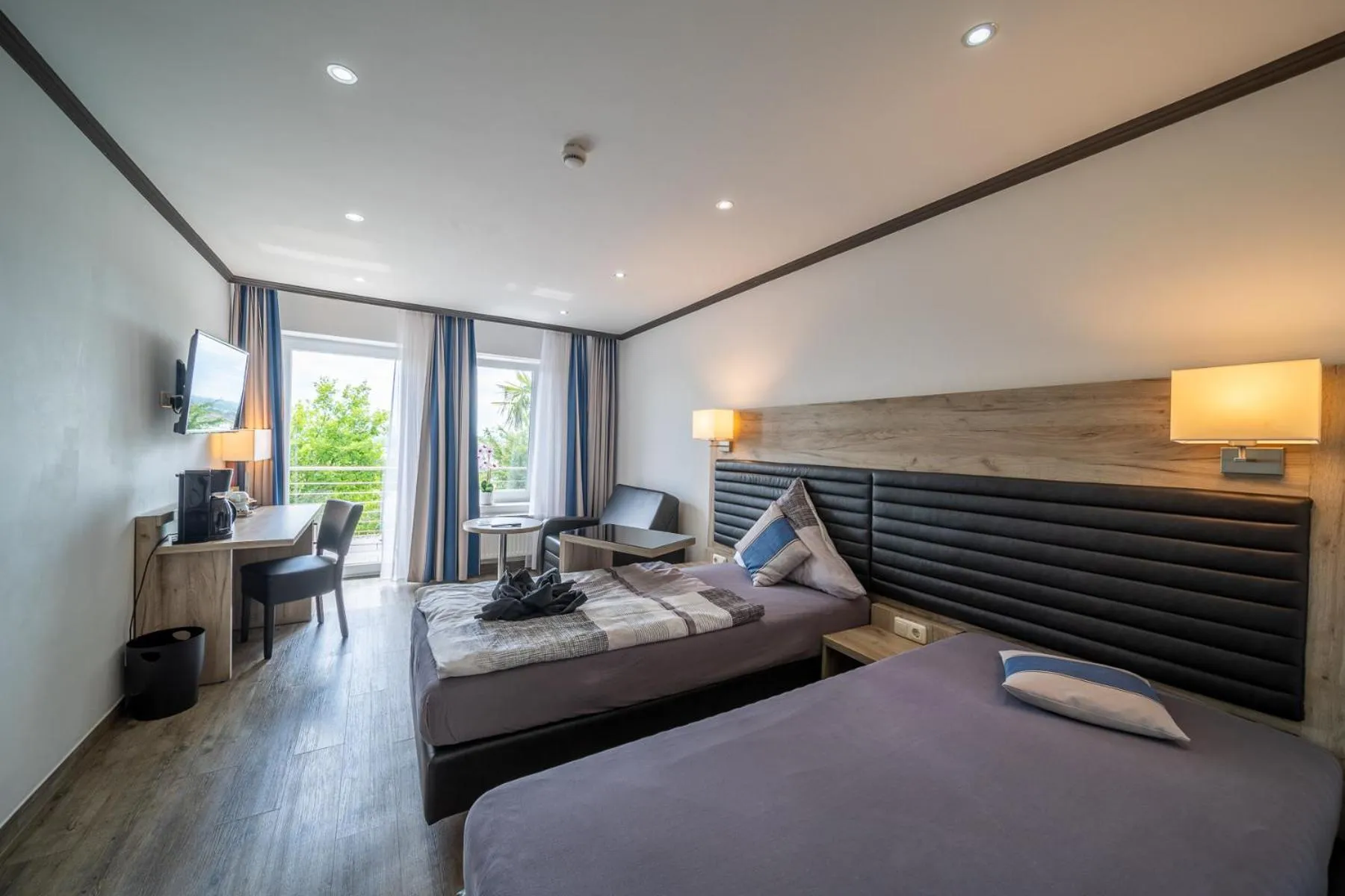 Photo of the whole room, Bed in Hotel Zum Halbmond