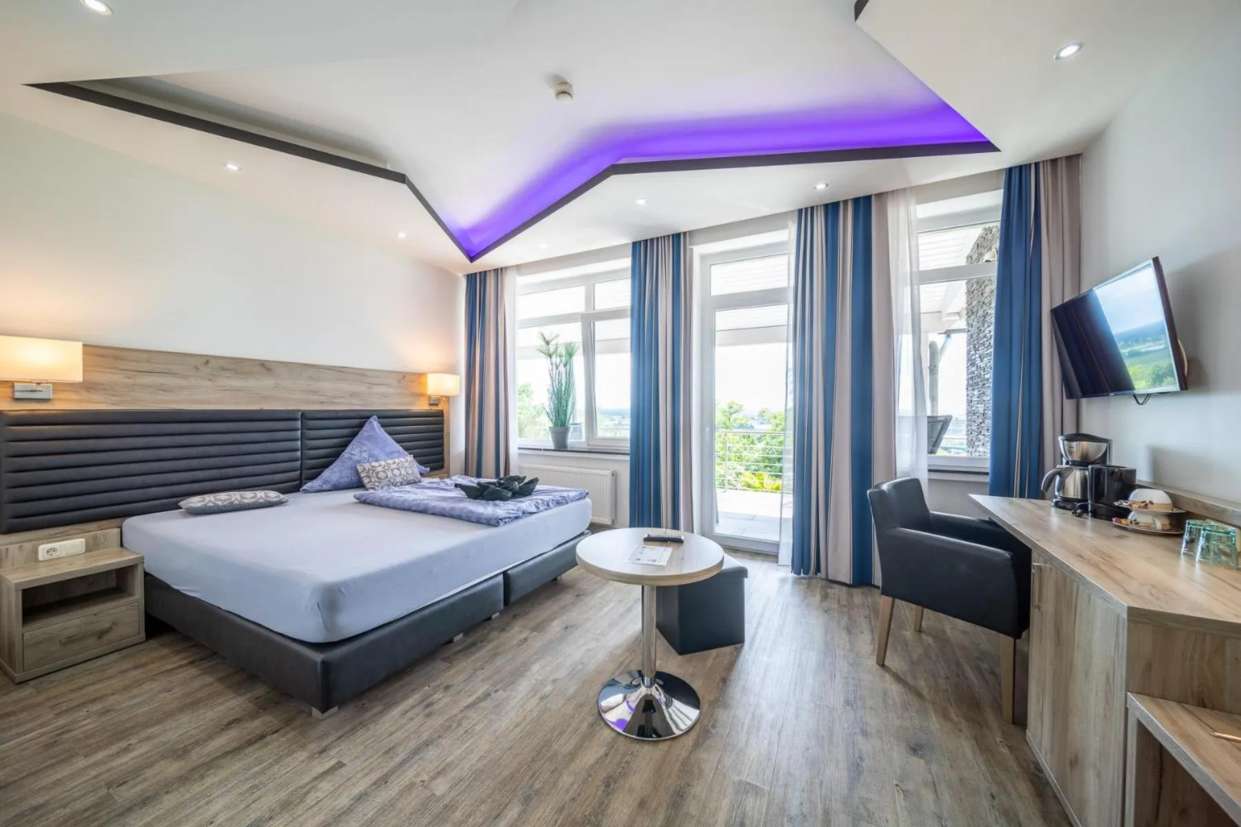 room service, Bed in Hotel Zum Halbmond