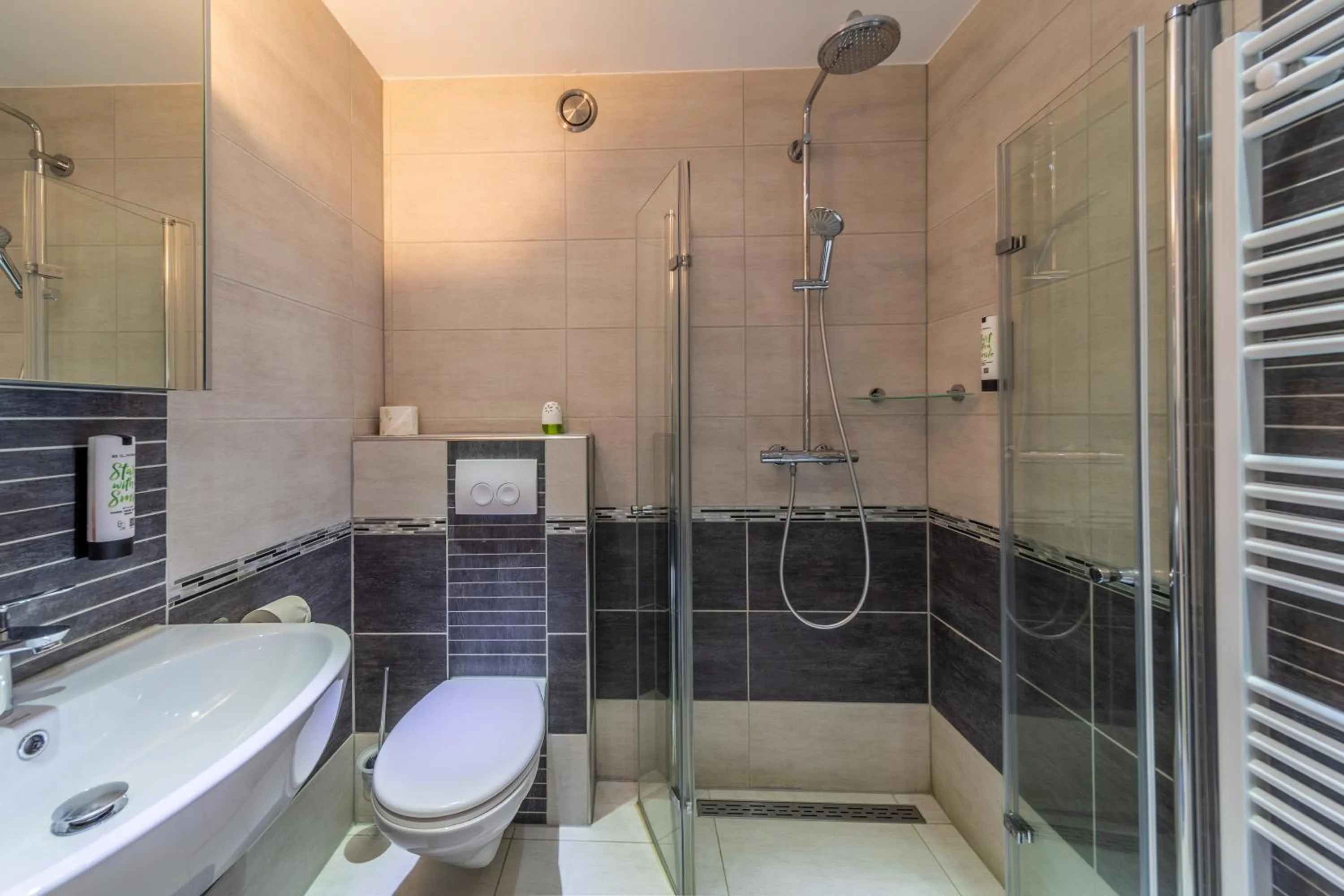 Shower in Hotel Zum Halbmond