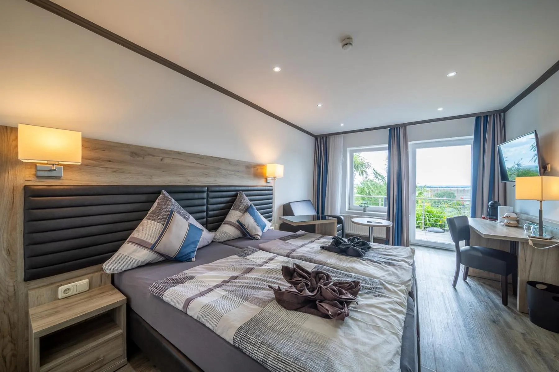 Photo of the whole room, Bed in Hotel Zum Halbmond