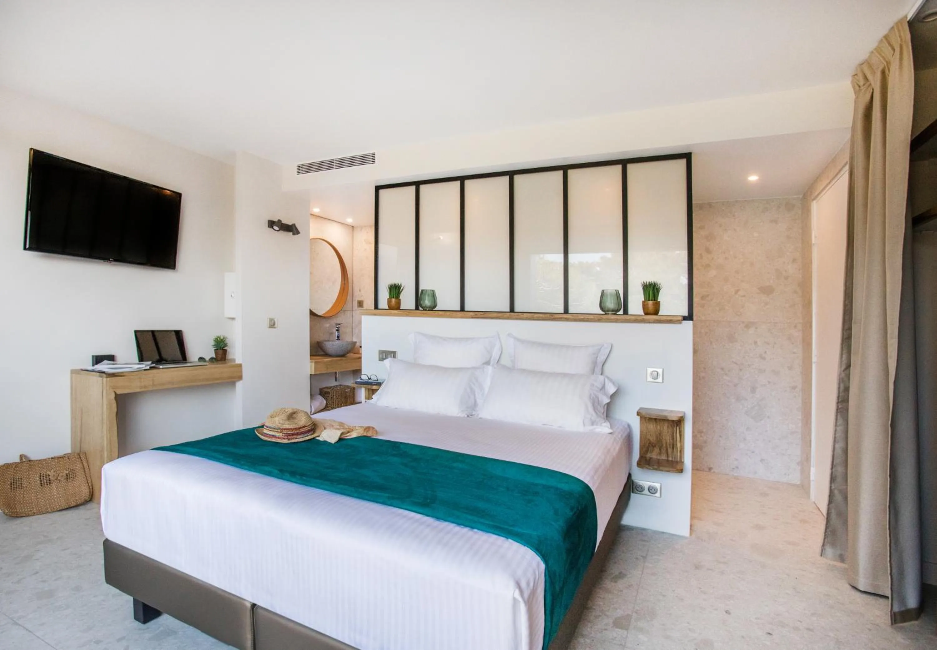 Photo of the whole room, Bed in Le Lodge des Îles d'Or