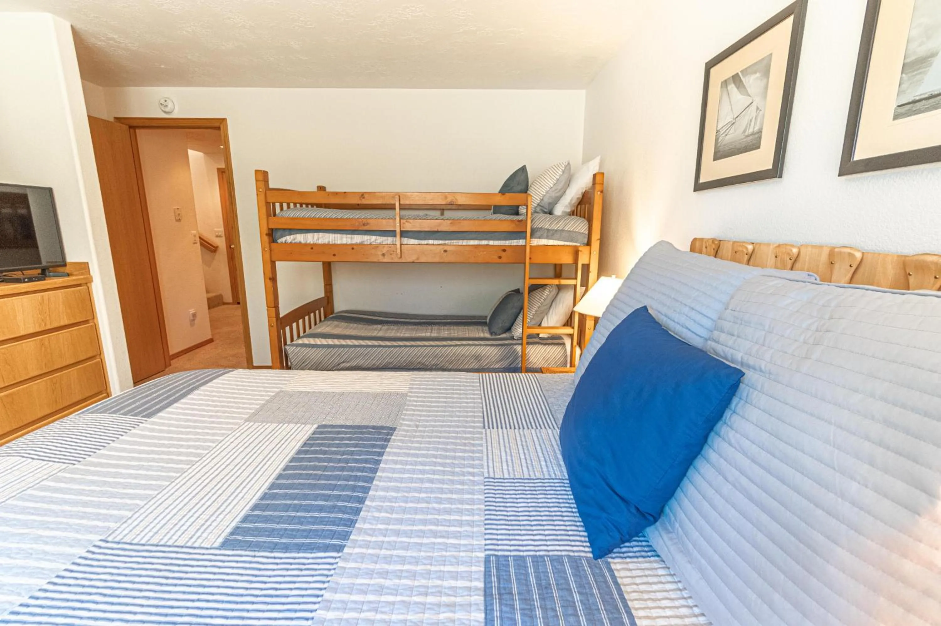 Bed in Warbler - Unit 15