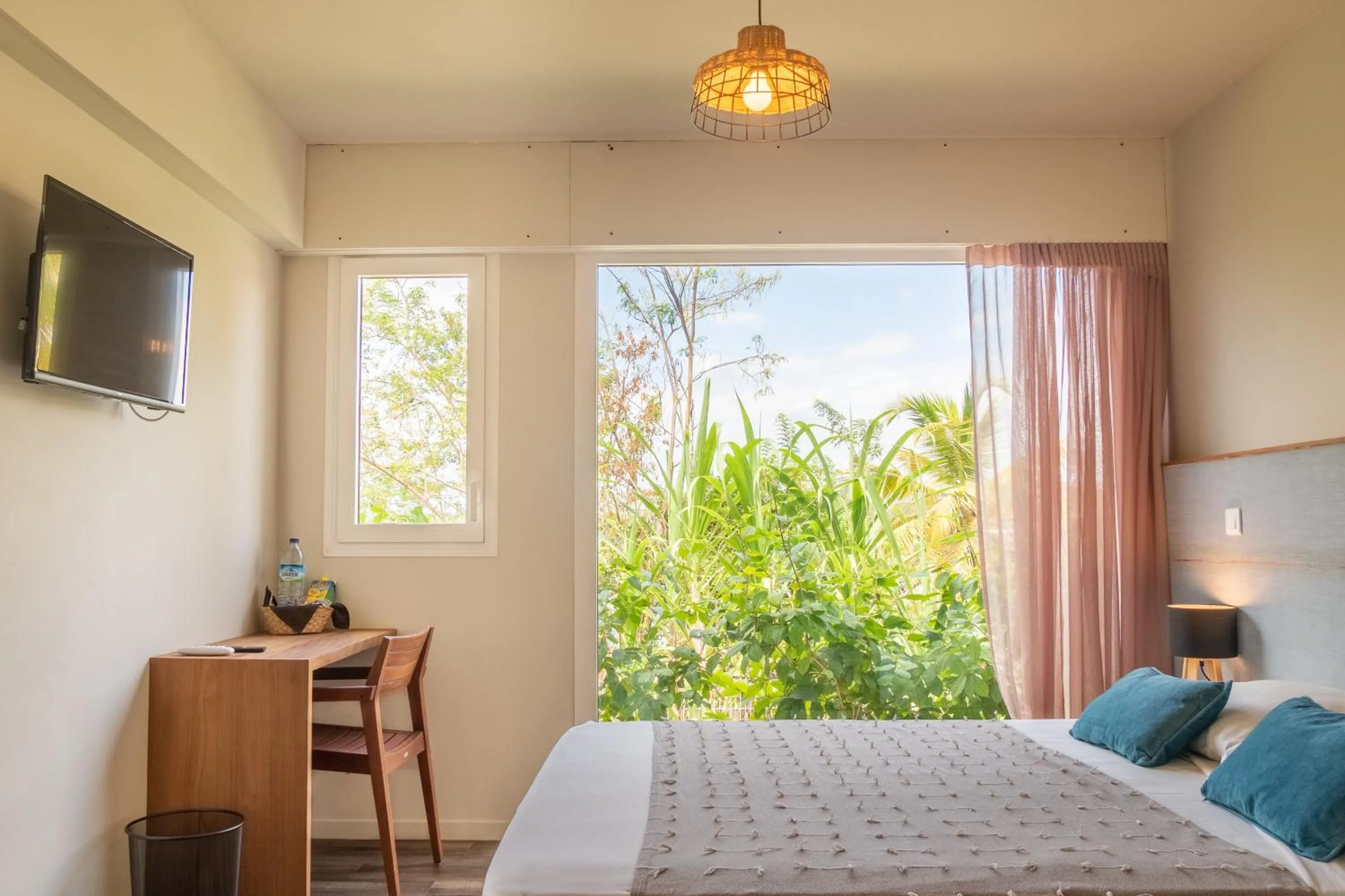 Photo of the whole room, Bed in Hôtel Iloma