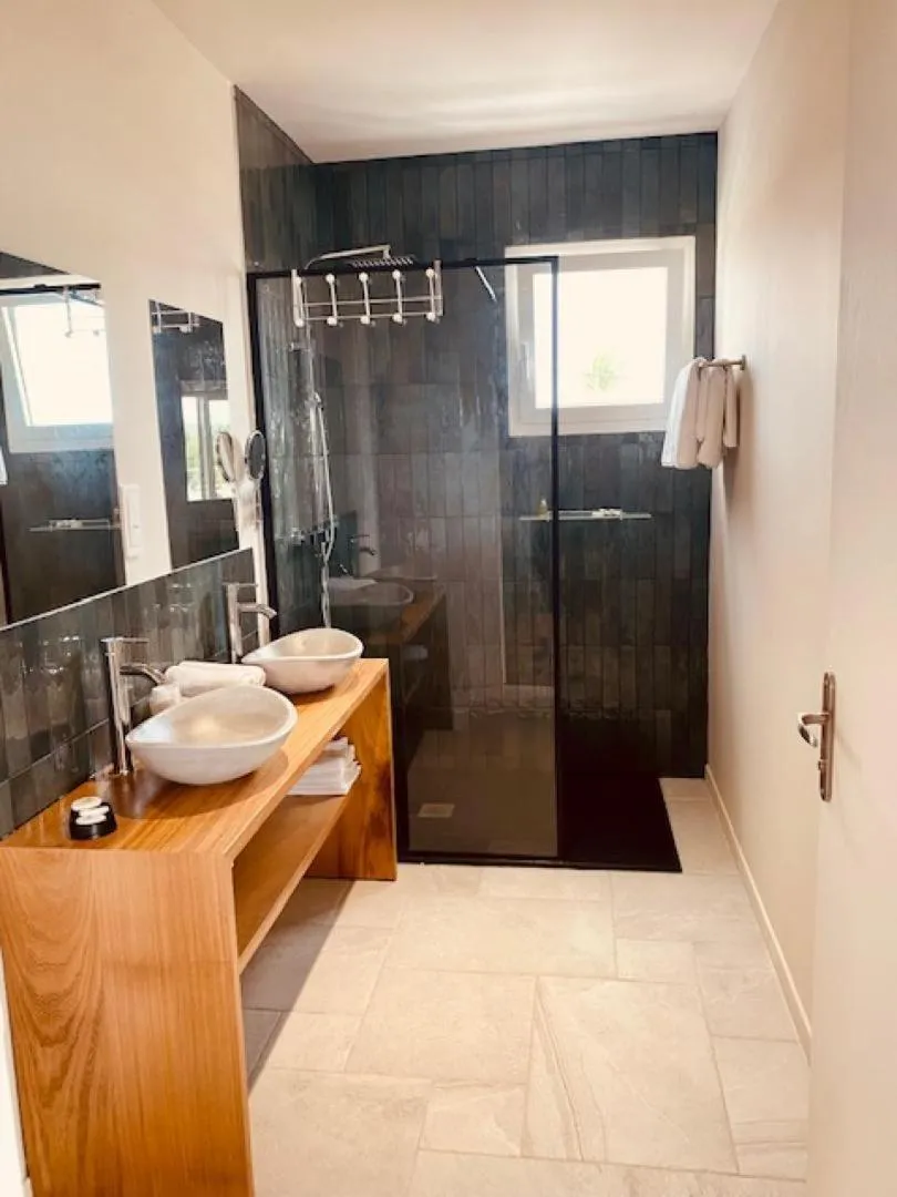 Shower in Hôtel Iloma