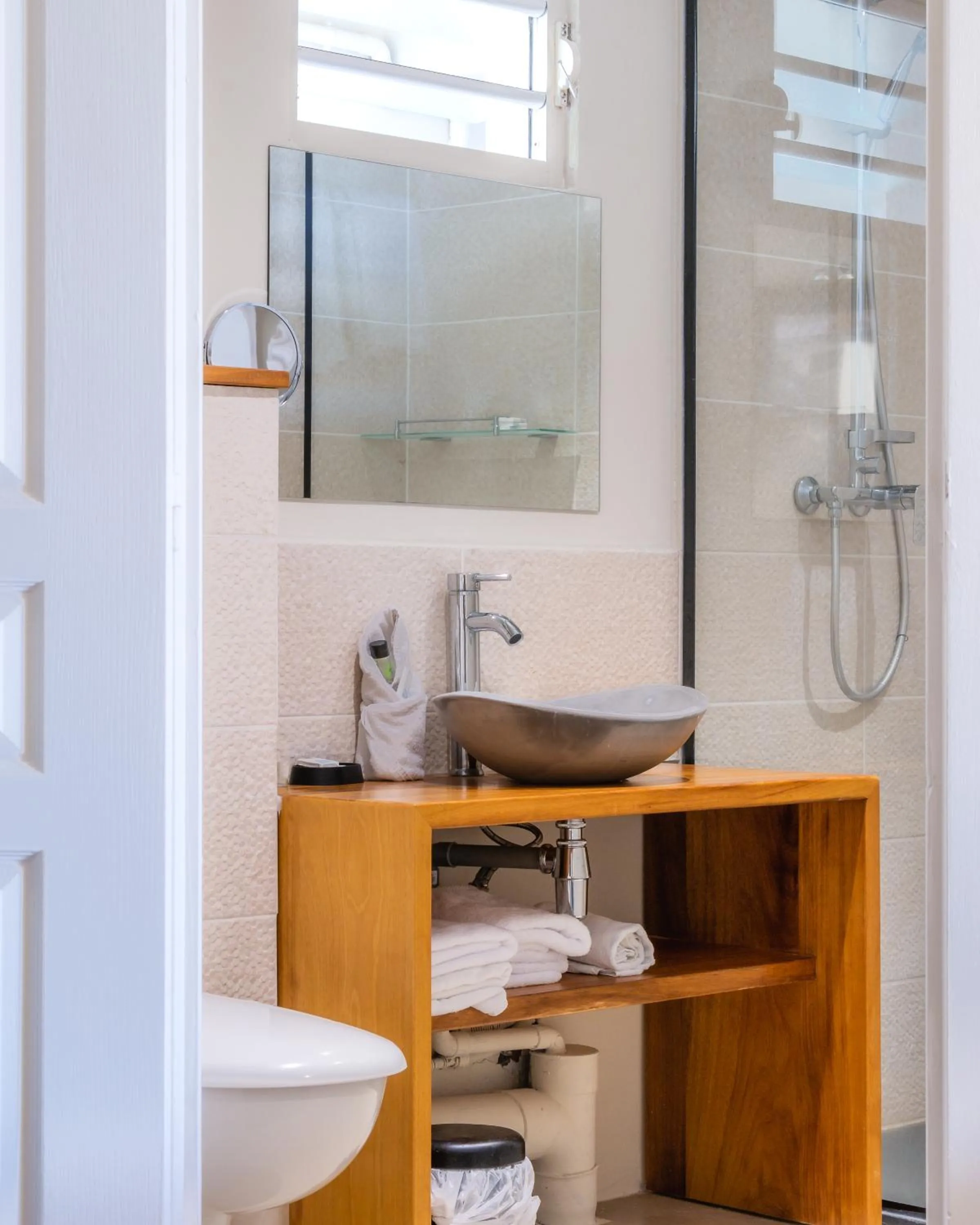 Shower in Hôtel Iloma