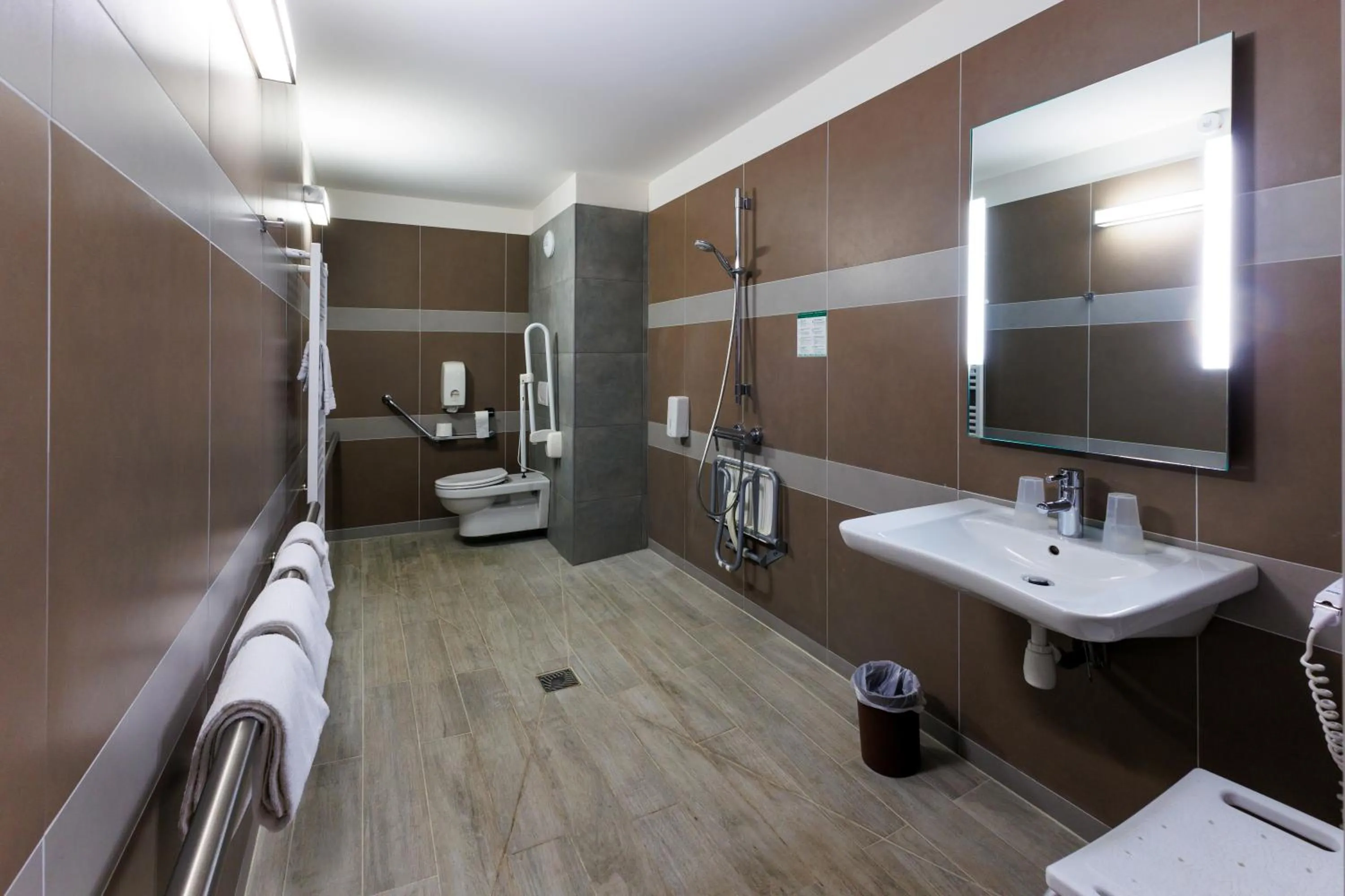 Bathroom in Logis Hôtel Le Rochelois