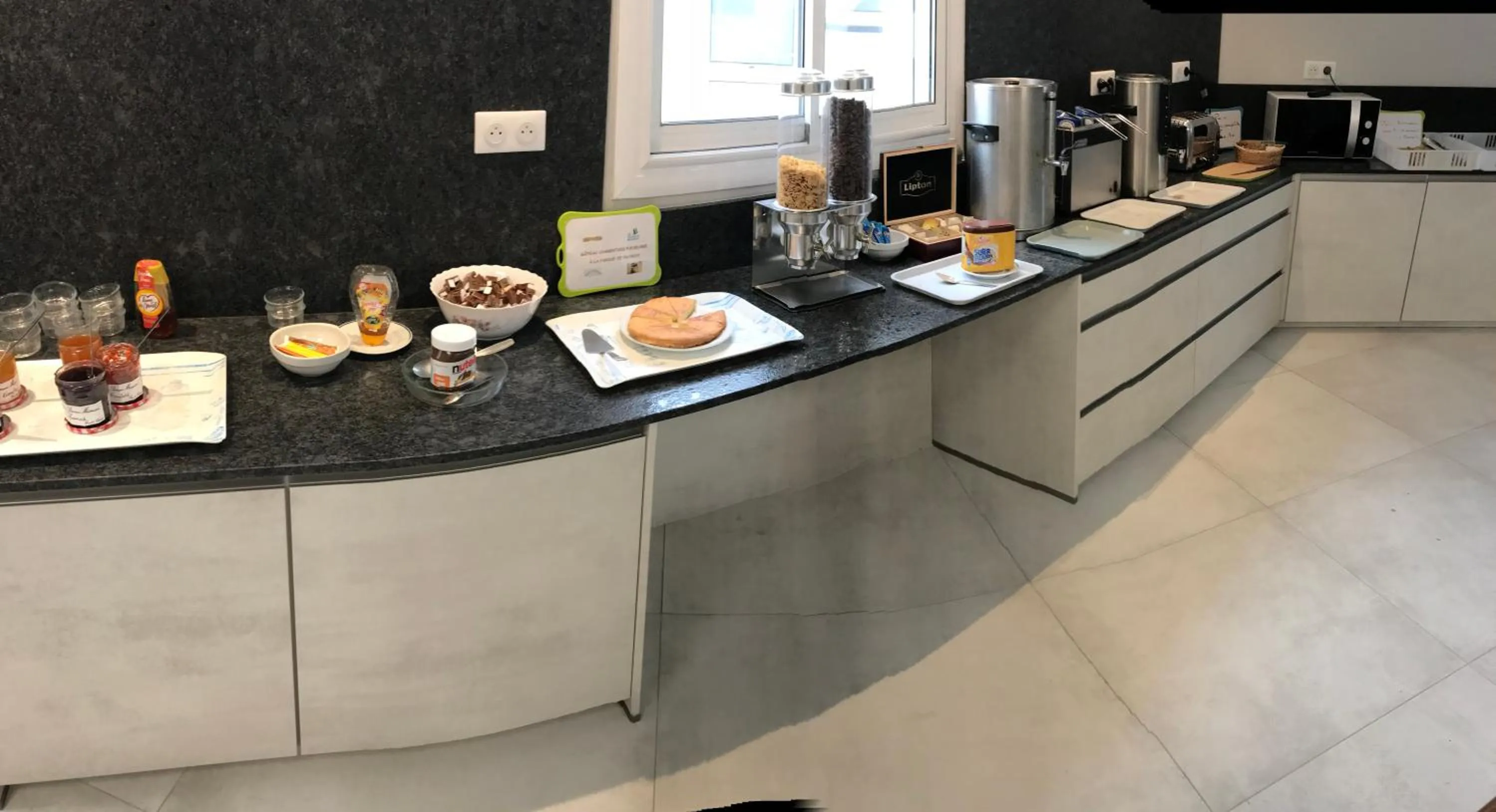 Breakfast in Logis Hôtel Le Rochelois