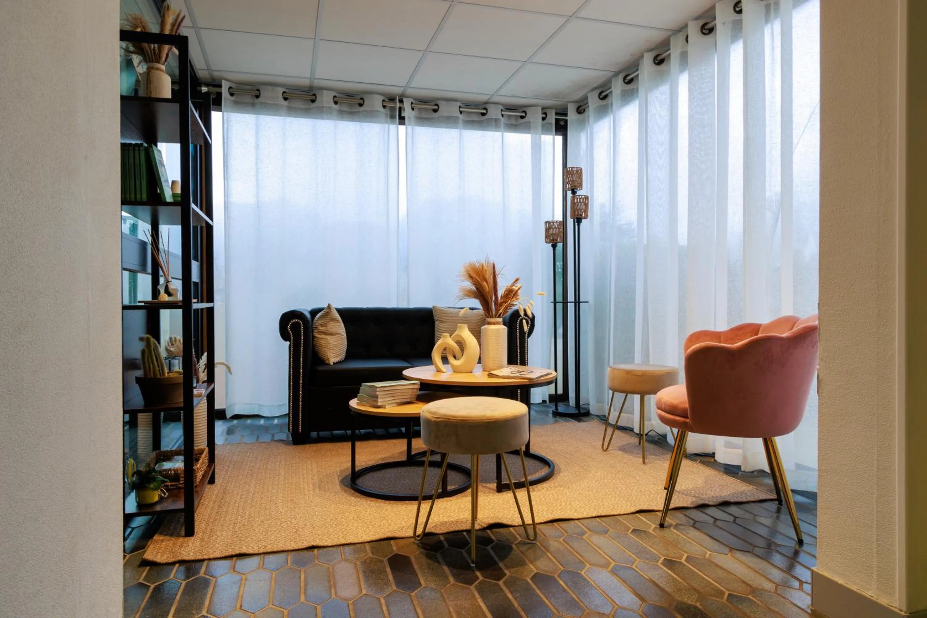 Living room in Logis Hôtel Le Rochelois